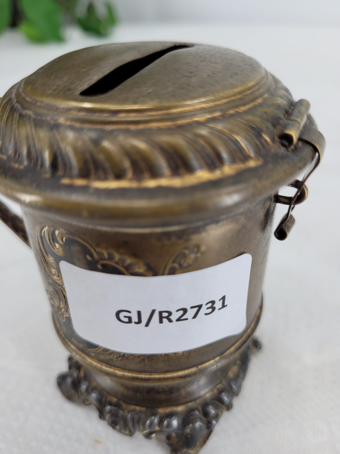 Verzierte Messing Spardose, Büchse mit geschwungen Griff auf Sockel