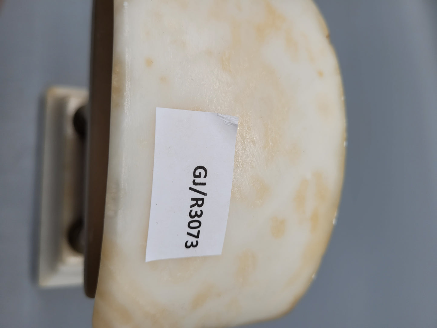 Neoklassizistische Tisch-/Kaminuhr aus Weißem Marmor