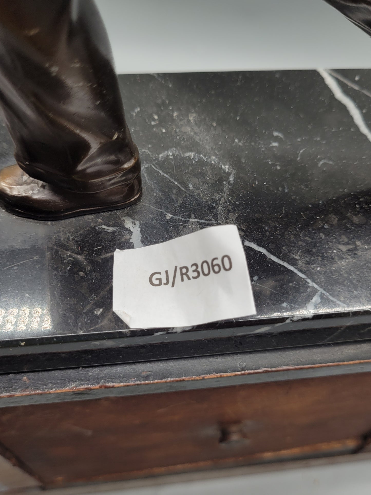 Antike Kaminuhr Pendule mit Bronze Skulptur Kegelspieler um 1810 Jh.