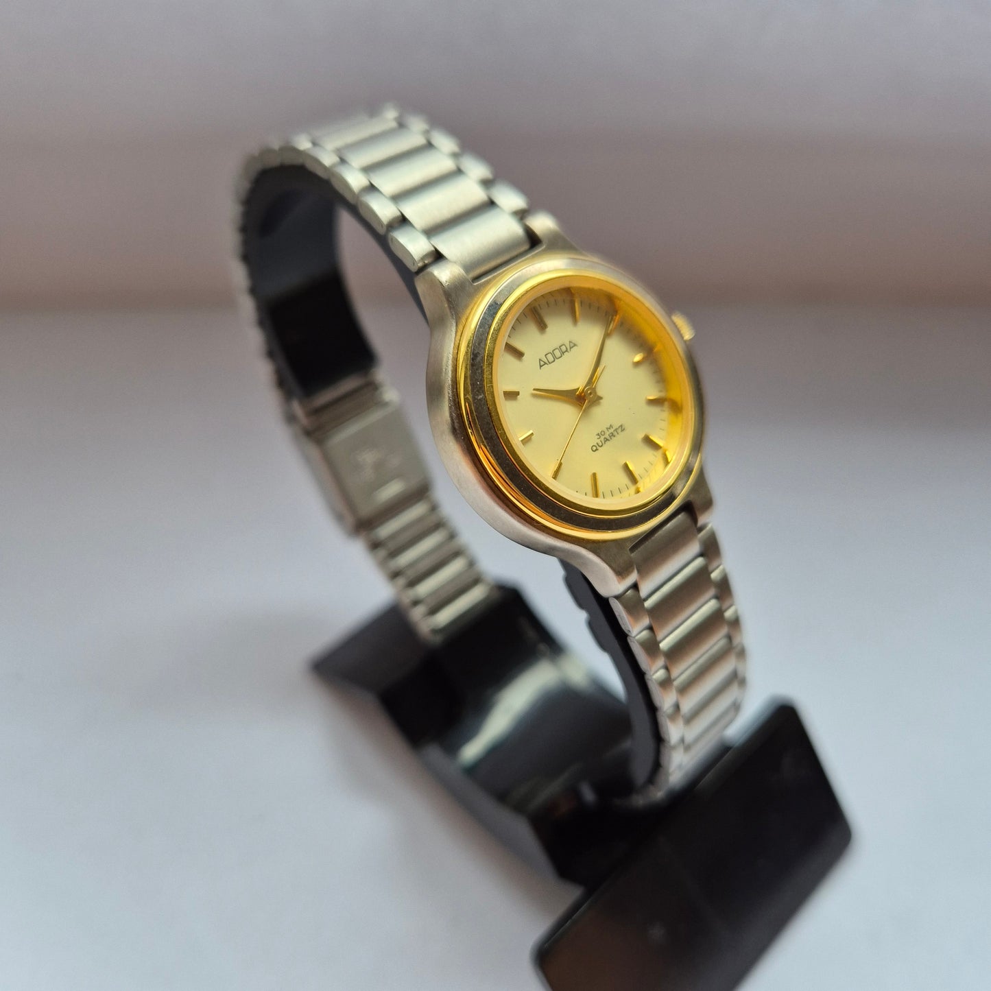 Adora Damenarmbanduhr – Zeitloses Design mit Wasserdichtigkeit