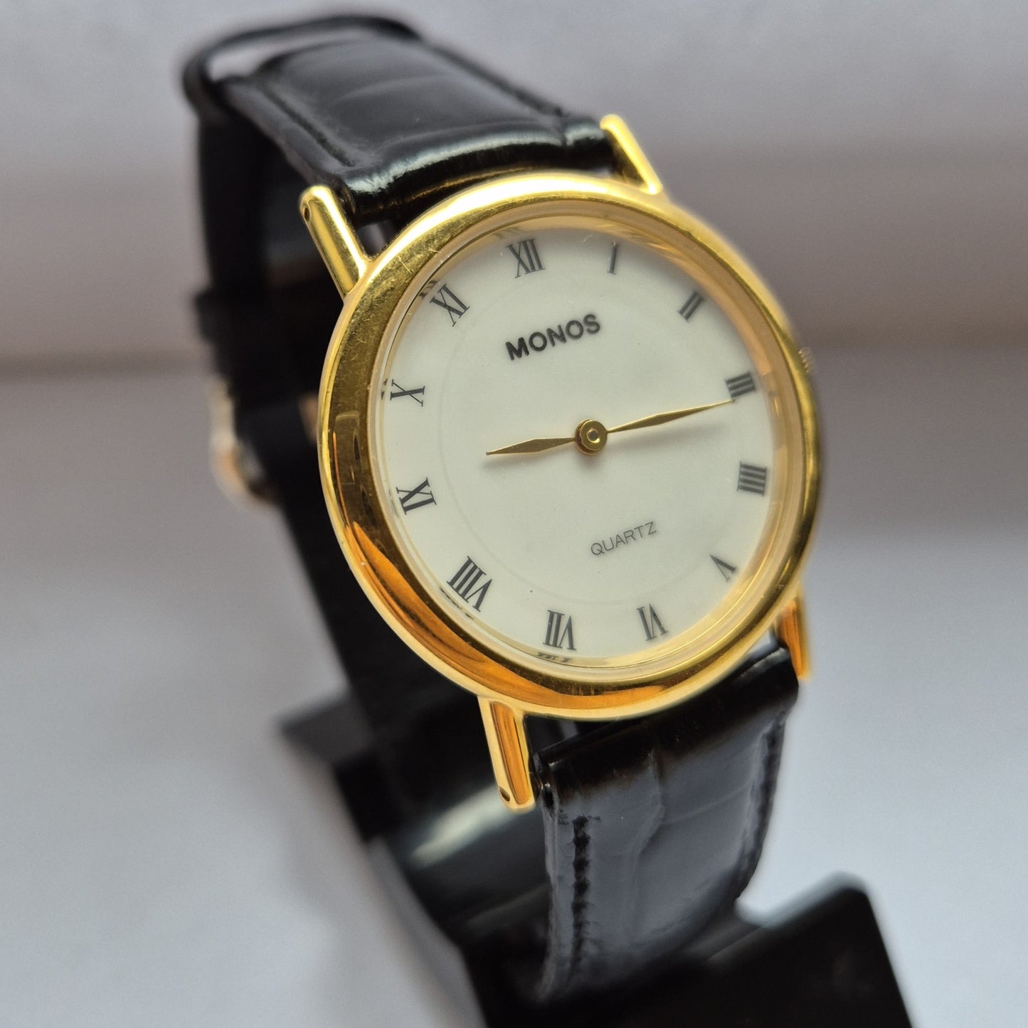 Elegante Monos Damenarmbanduhr – Klassisches Design mit römischen Ziffern