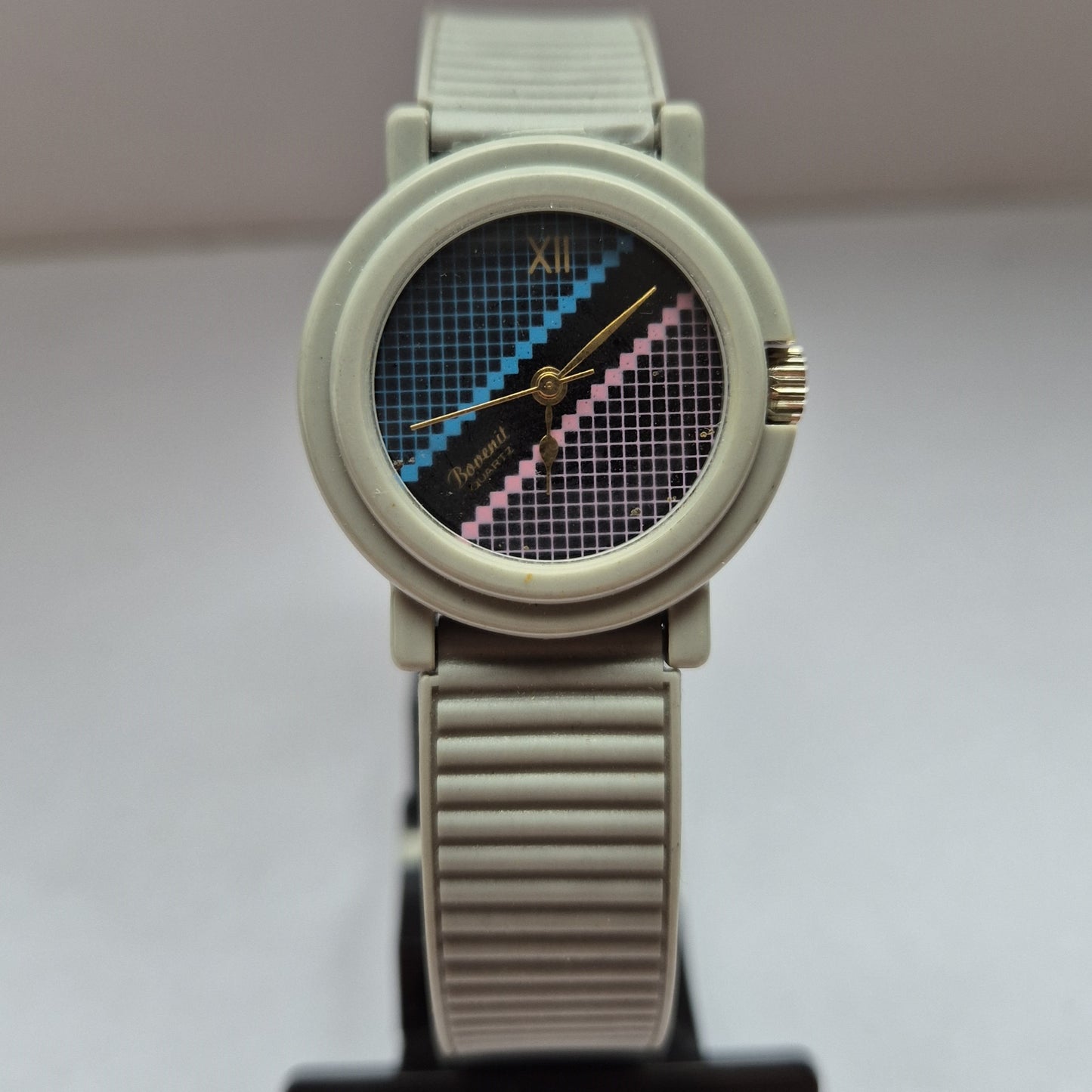 Retro Damenarmbanduhr – Einzigartiges Design mit Farbakzenten