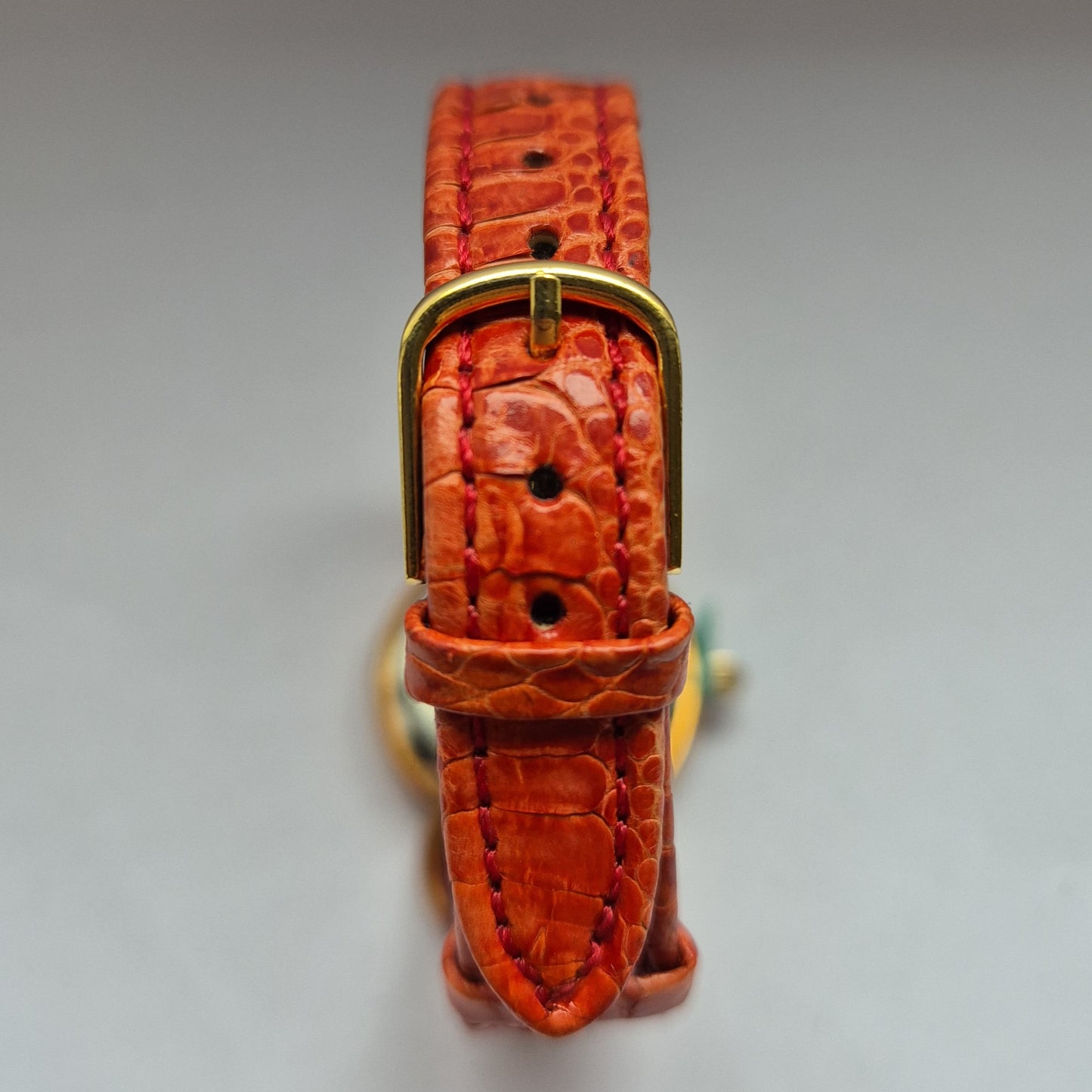 Kreative Patoh Damenarmbanduhr – Verspieltes Design mit rotem Lederarmband