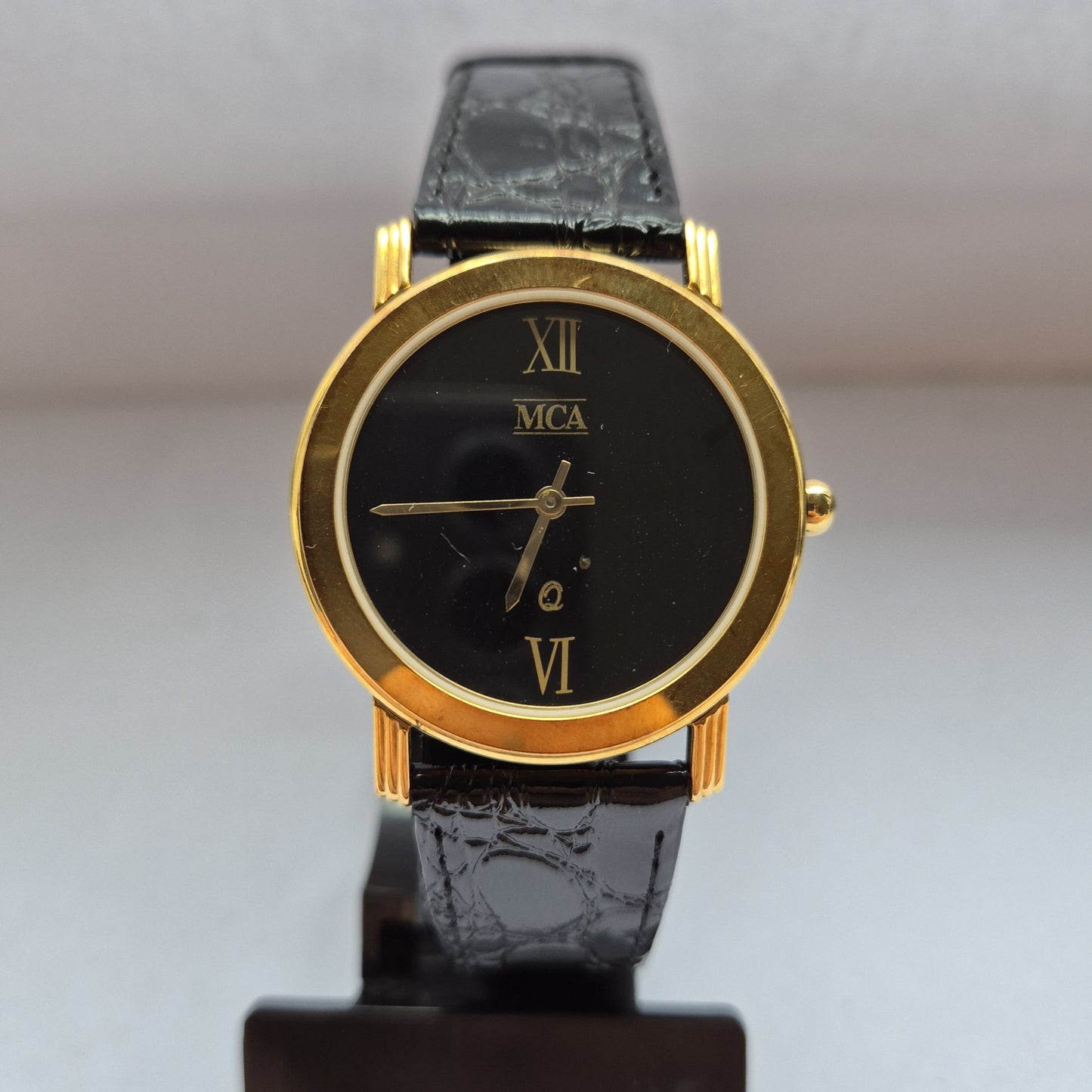 Stilvolle MCA Armbanduhr – Schwarzes Zifferblatt mit klassischem Charme