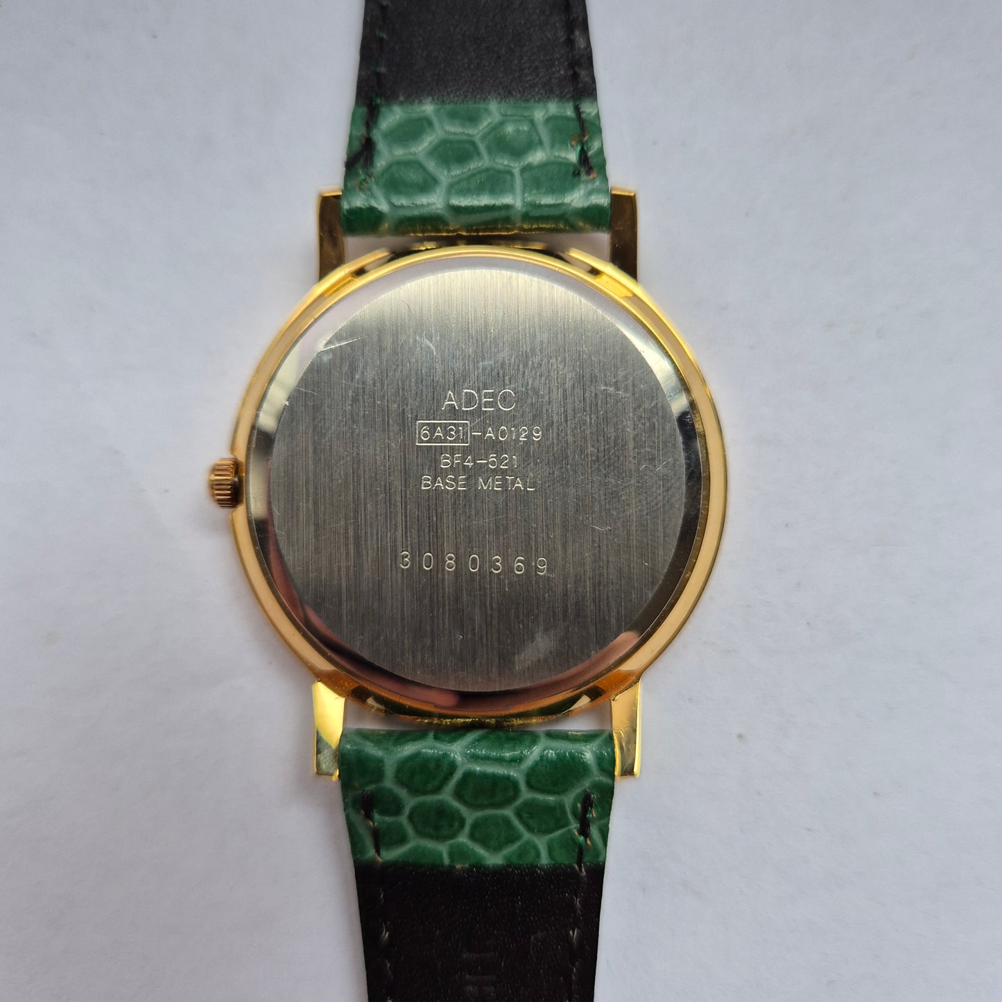 Elegante ADEC Armbanduhr – Zeitloses Design mit grünem Akzent