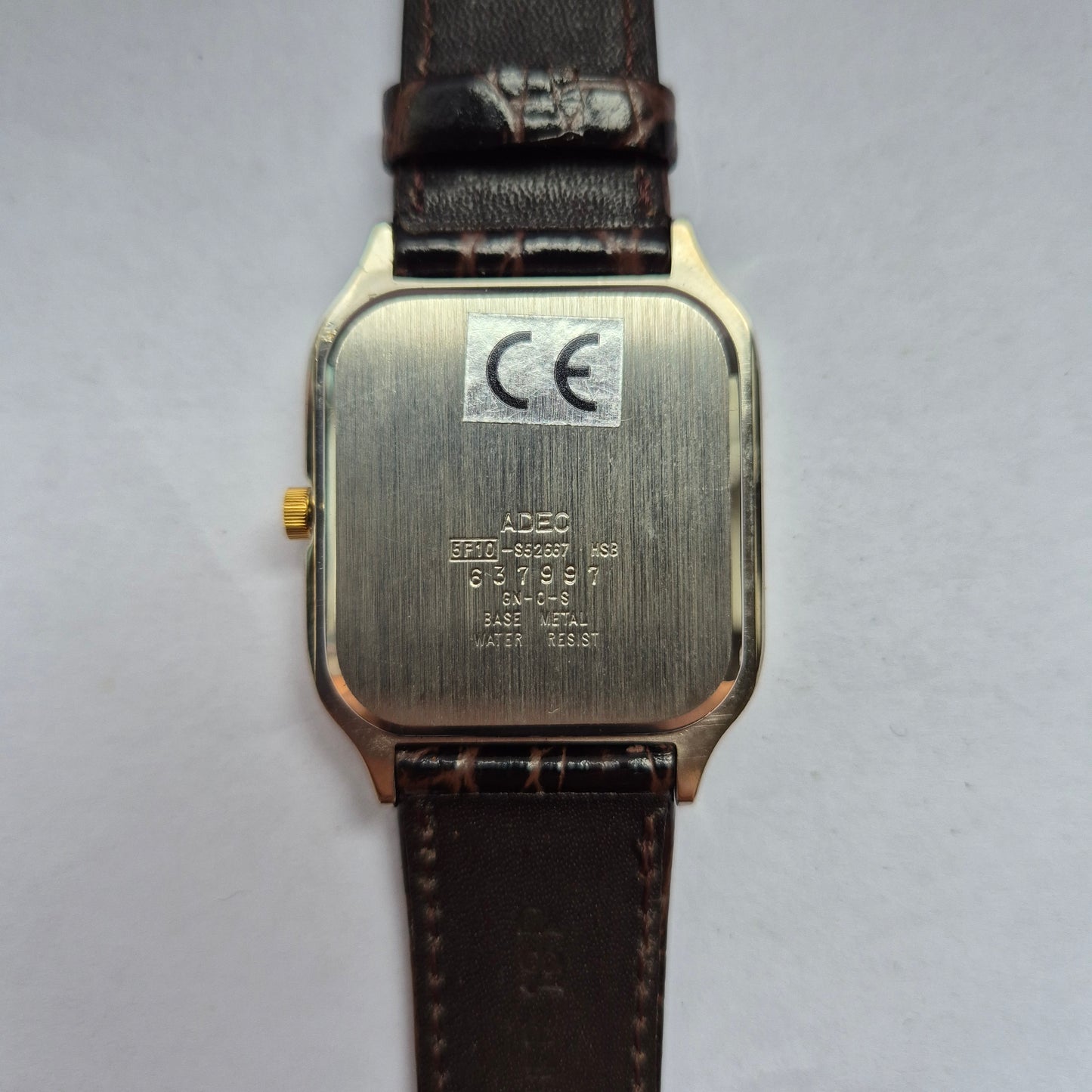 Stilvolle ADEC Herrenarmbanduhr – Goldener Minimalismus