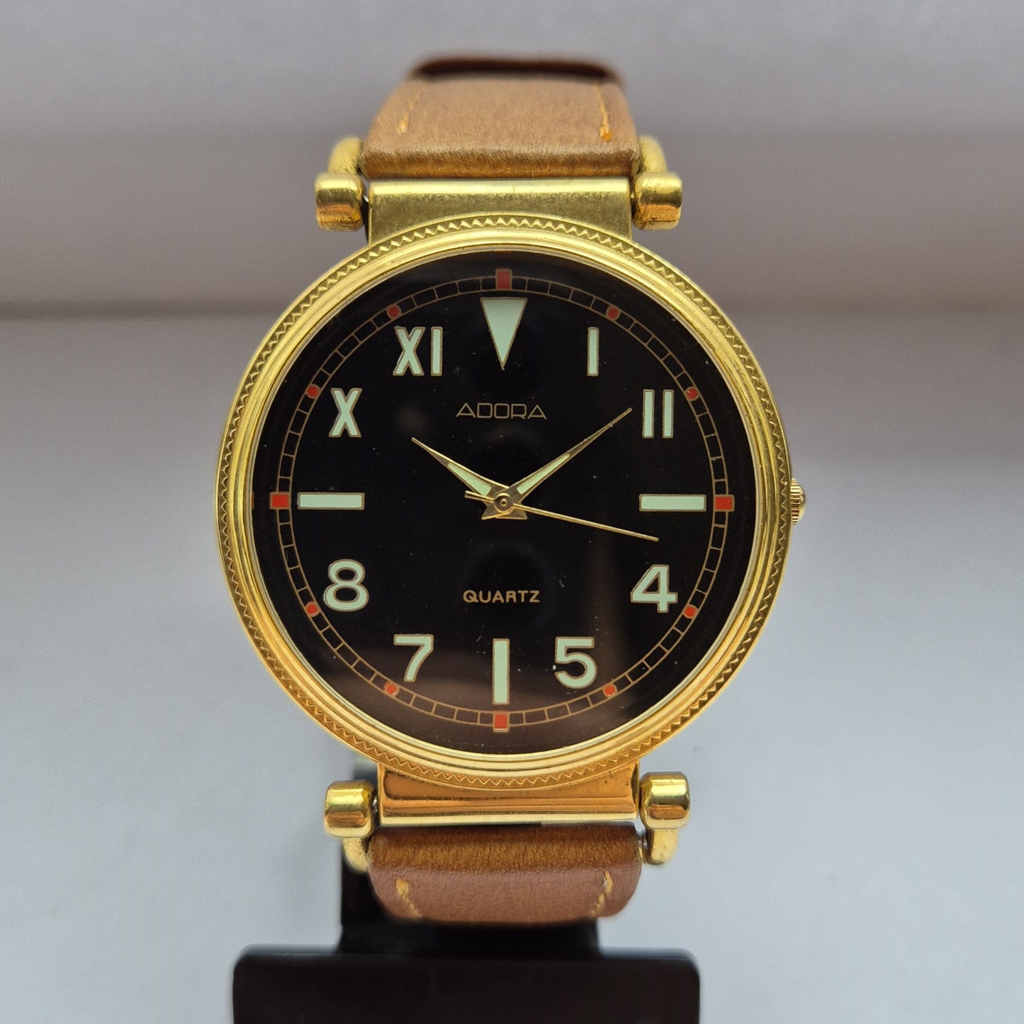 Vintage Adora Herrenarmbanduhr – Klassisches Design mit braunem Lederarmband