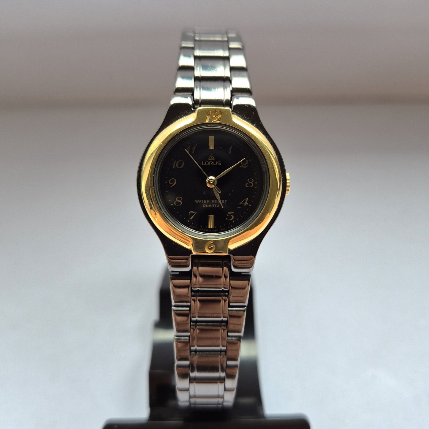 Lorus Damenarmbanduhr – Eleganz in Schwarz und Gold