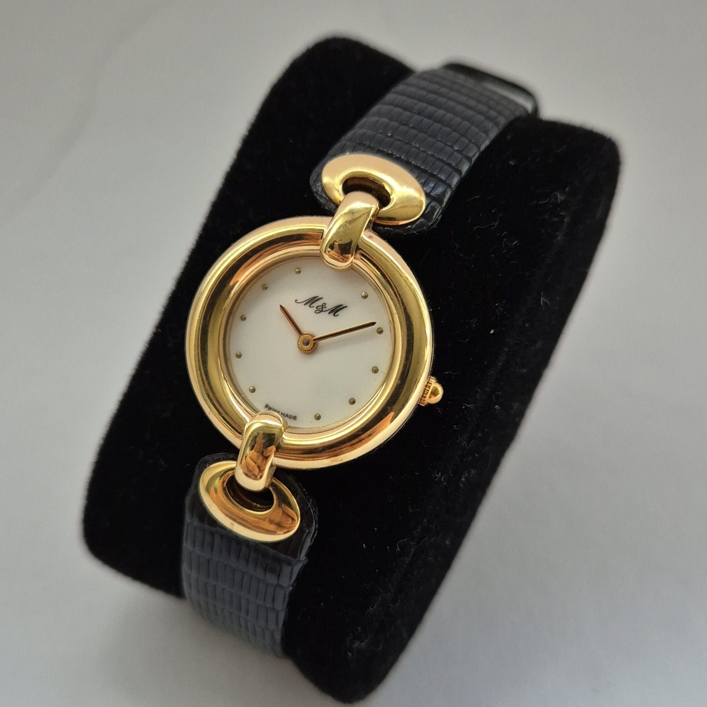 Exklusive M&M Damenarmbanduhr – Elegantes Runddesign in Goldoptik