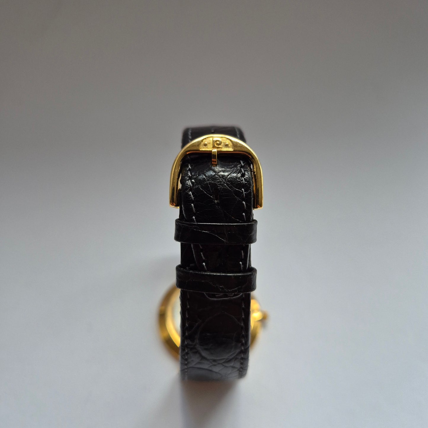 Pierre Cardin Damenarmbanduhr – Minimalistisches Design in Schwarz und Gold