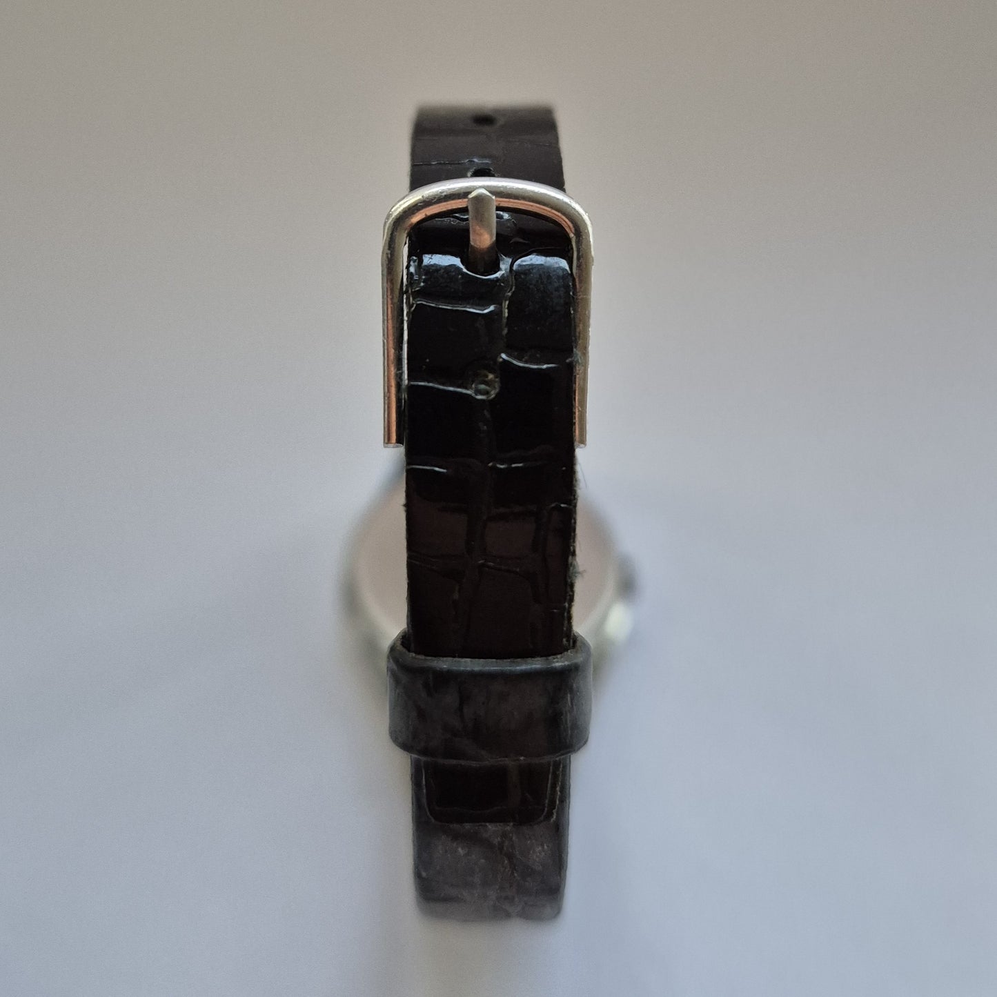 Path Damenarmbanduhr – Minimalistisches Design in Schwarz und Weiß