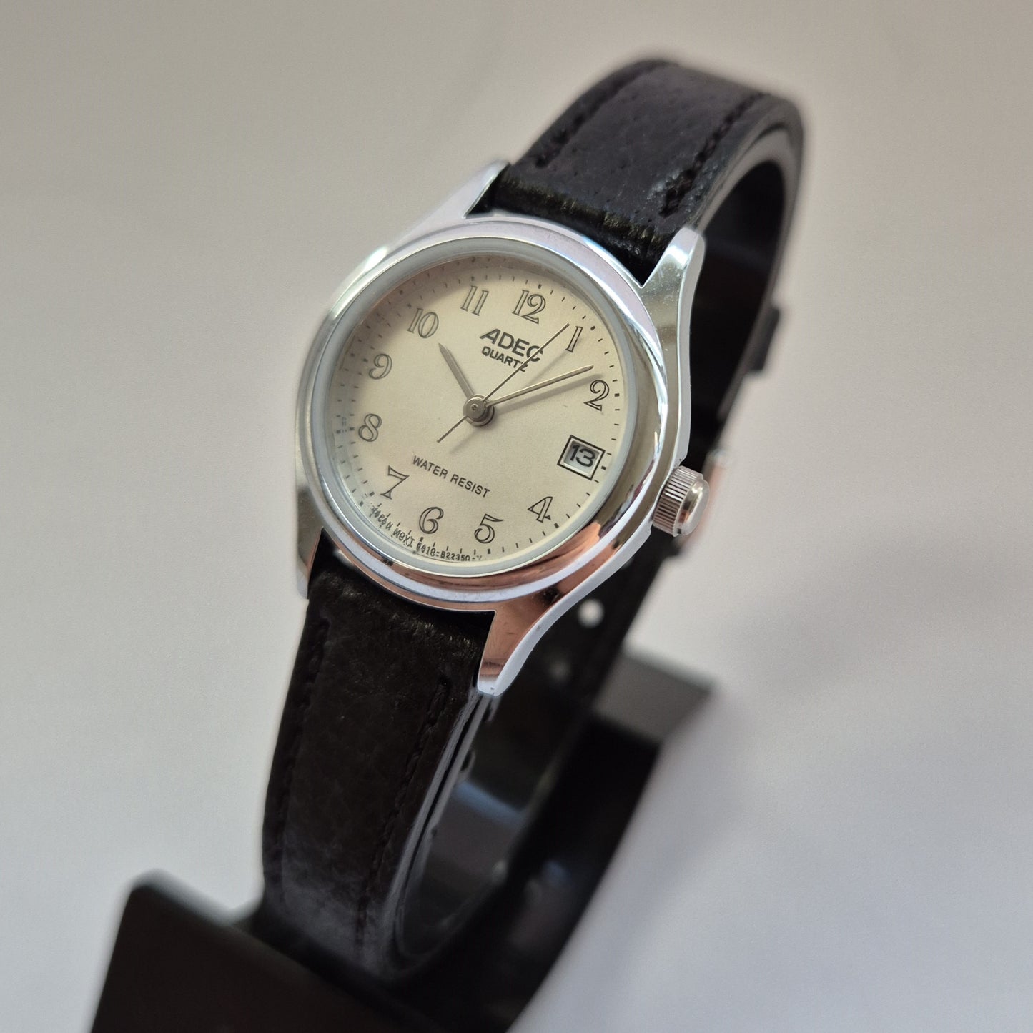 Adec Damenarmbanduhr – Klassisches Design mit Datumsanzeige