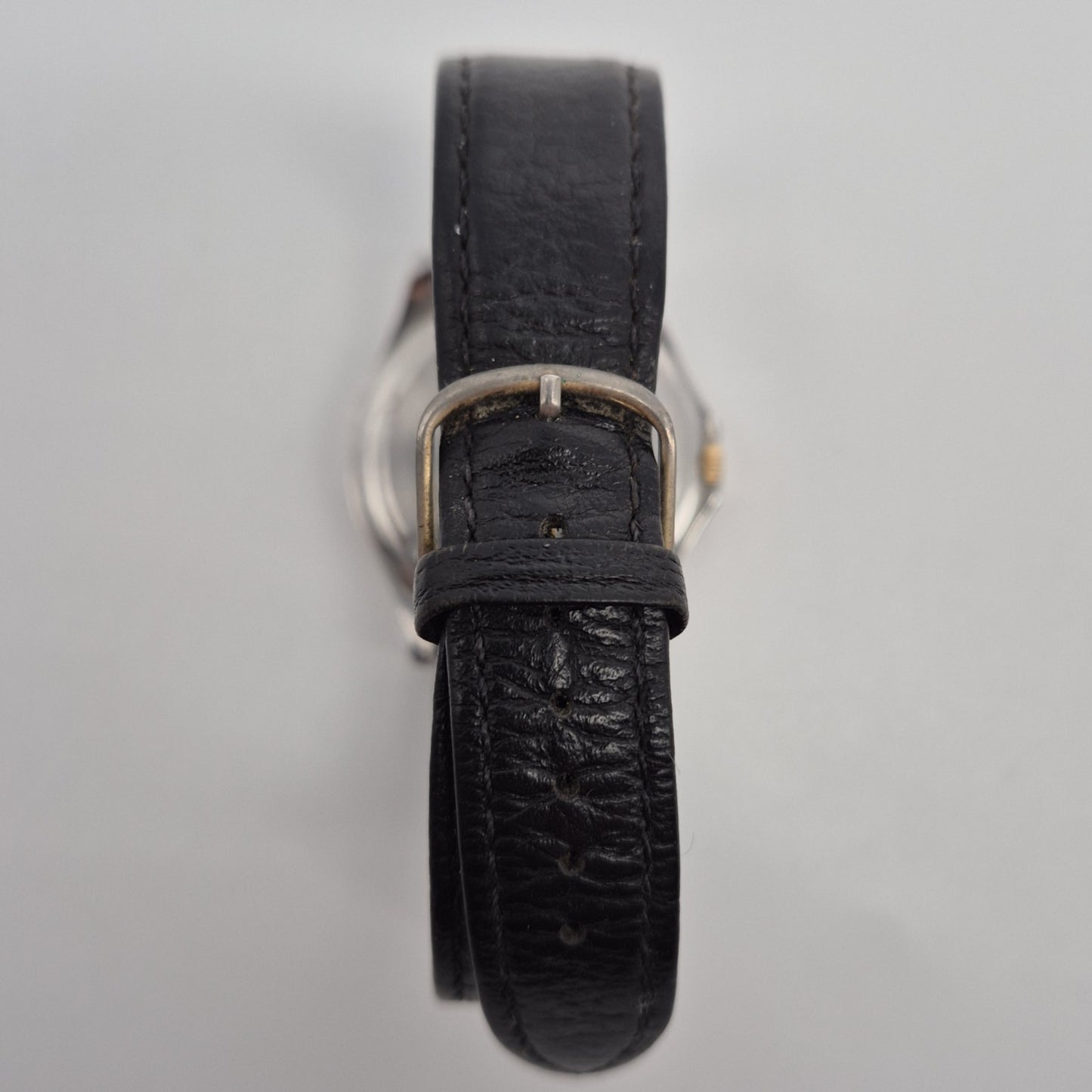 Klassische Junghans Herrenarmbanduhr – Zeitlose Eleganz in Schwarz und Gold