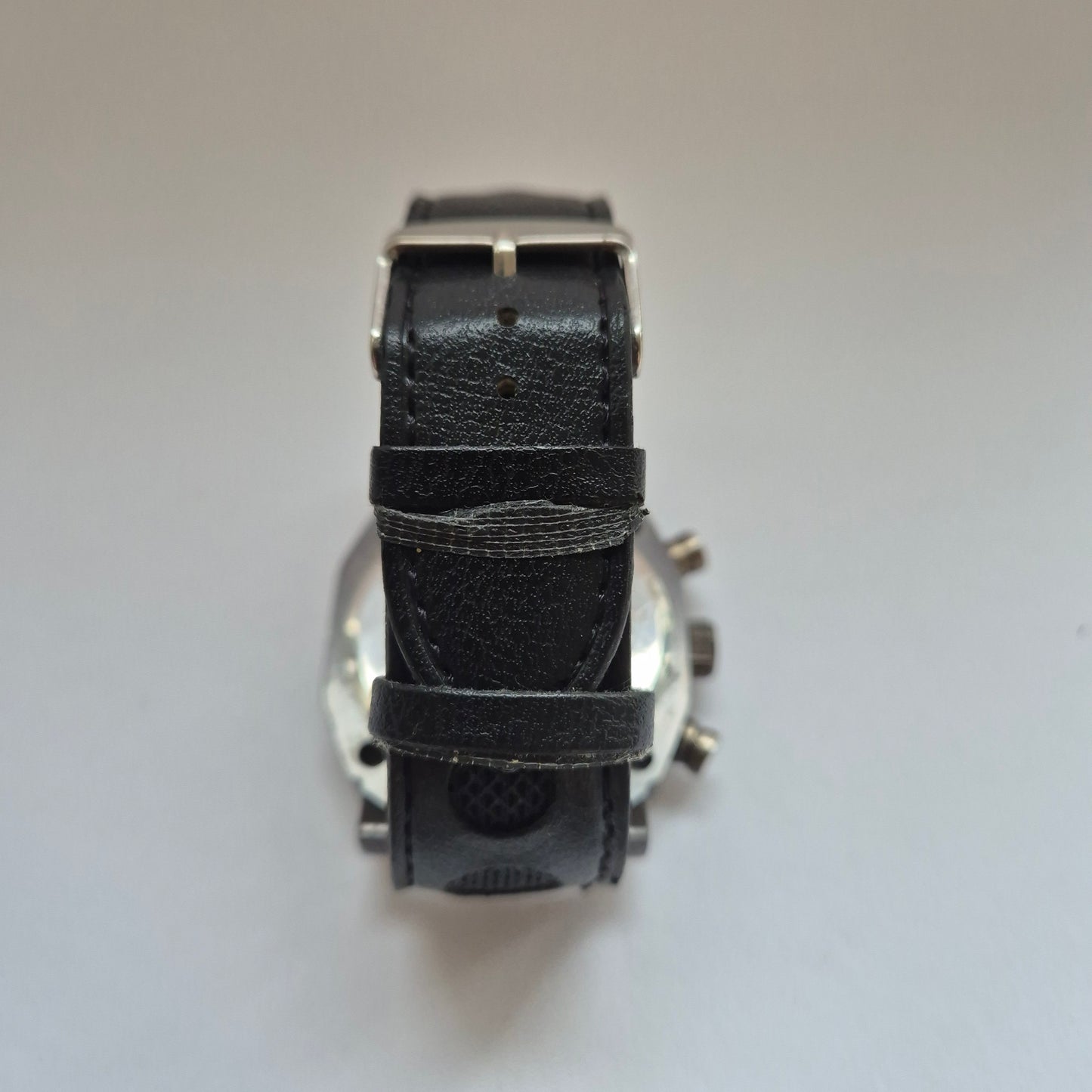 Markante V6 Herrenarmbanduhr – Robustes Design mit sportlichem Flair