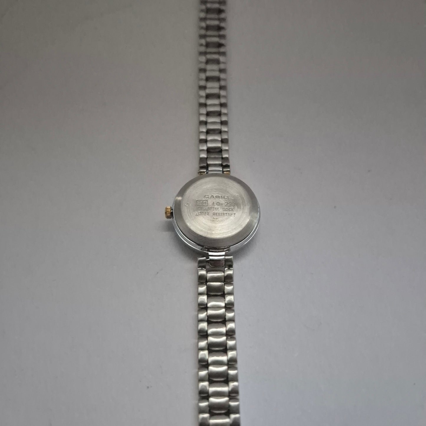 Klassische Casio Damenarmbanduhr – Elegantes Design in Bicolor