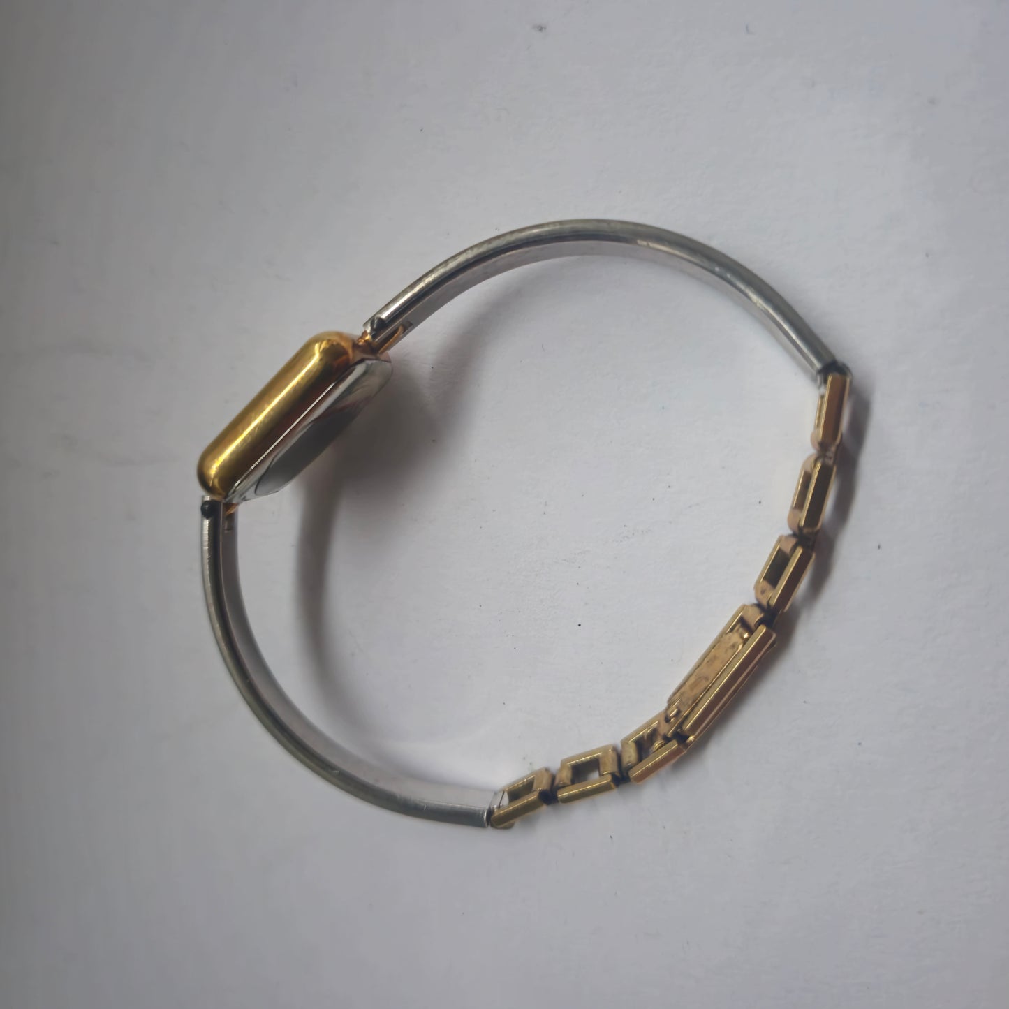 Elegante Damenuhr von Garome – Klassisches Design in Schwarz und Gold