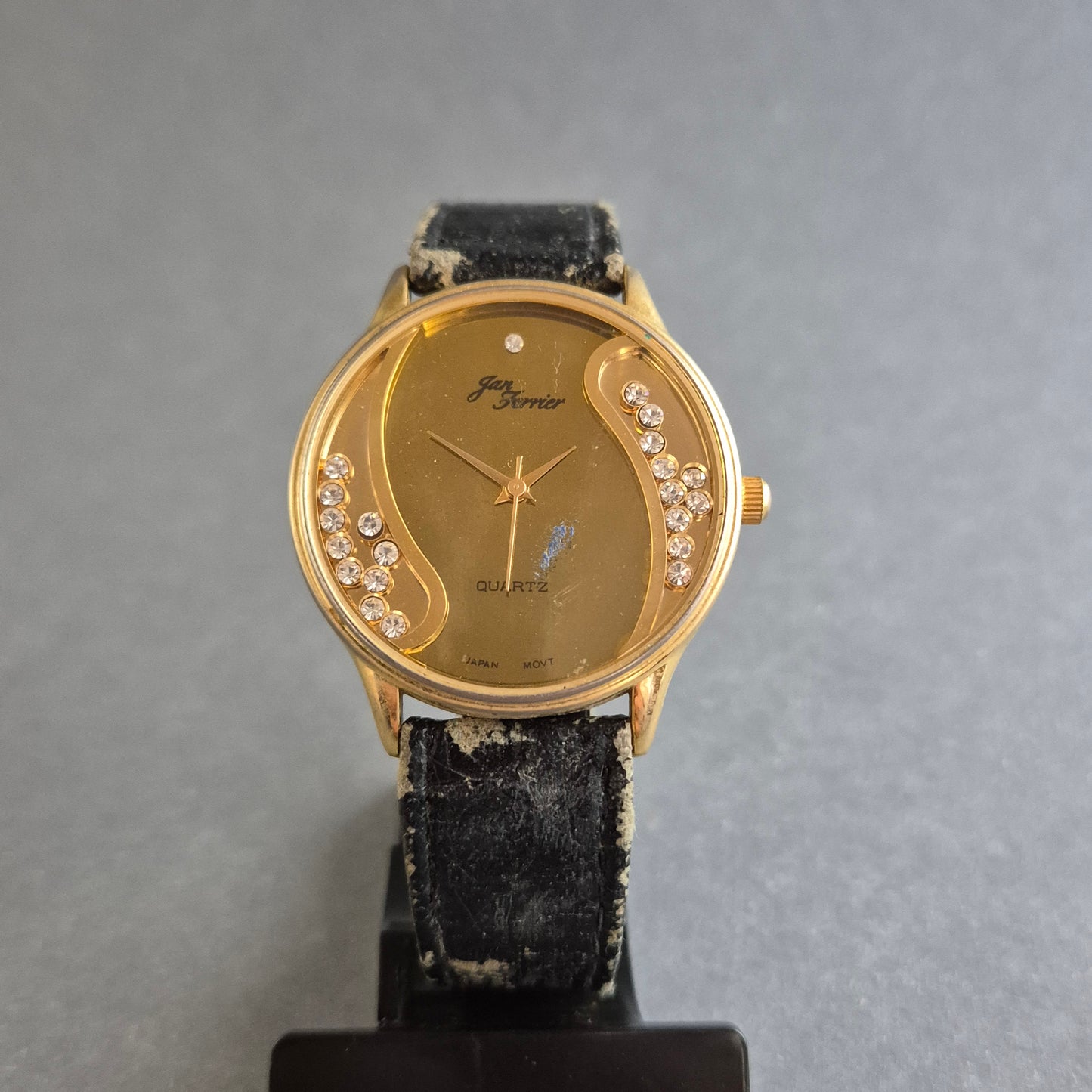 Jan Ferrier Damenuhr mit Kristallakzenten – Glamouröses Design