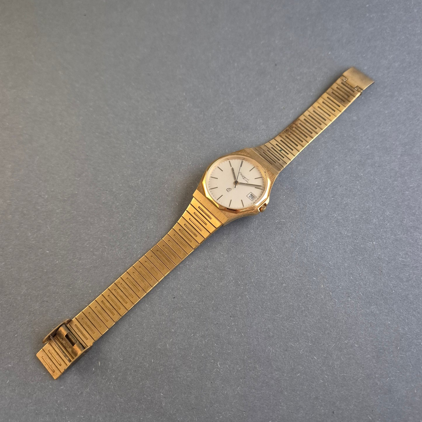 Elegante Regent Herrenarmbanduhr – Goldener Stil mit Datumsanzeige