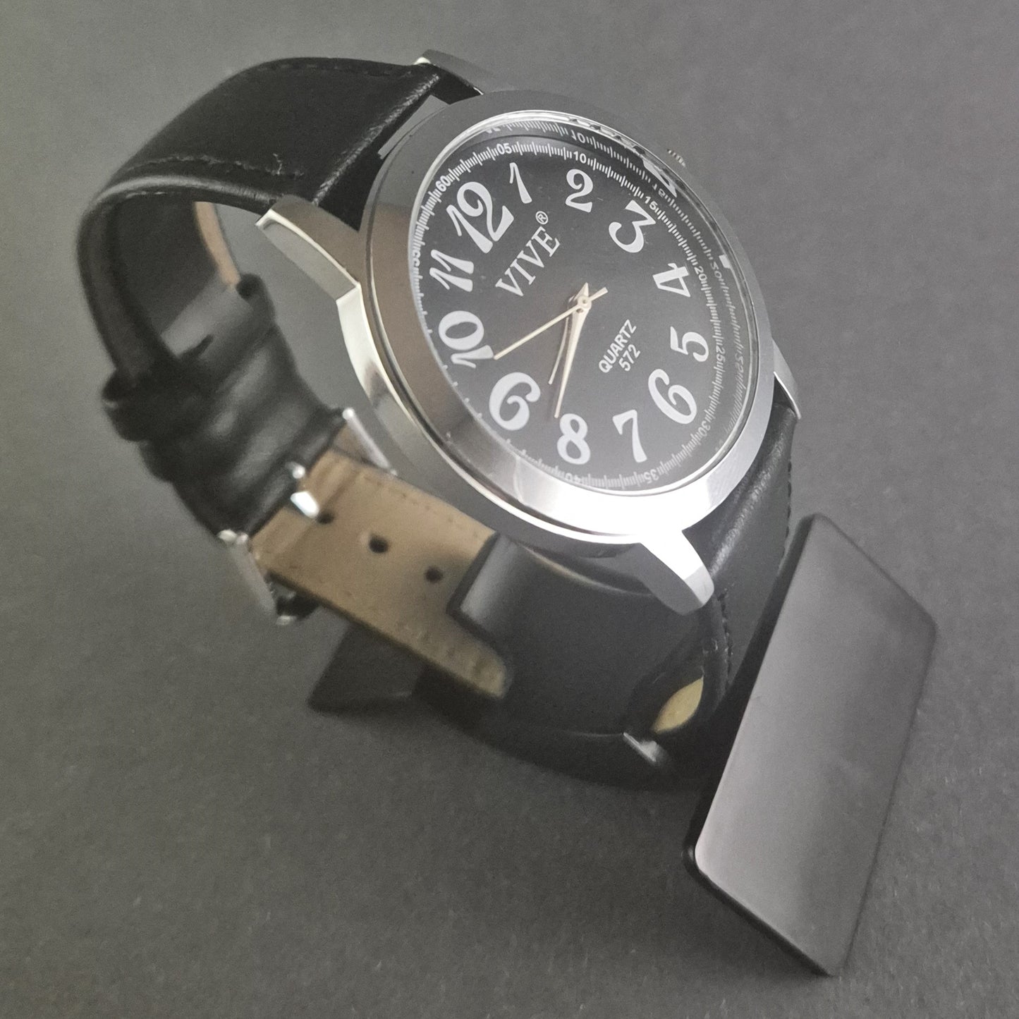 Klassische VIVE Herrenarmbanduhr – Zeitloser Stil für jeden Tag