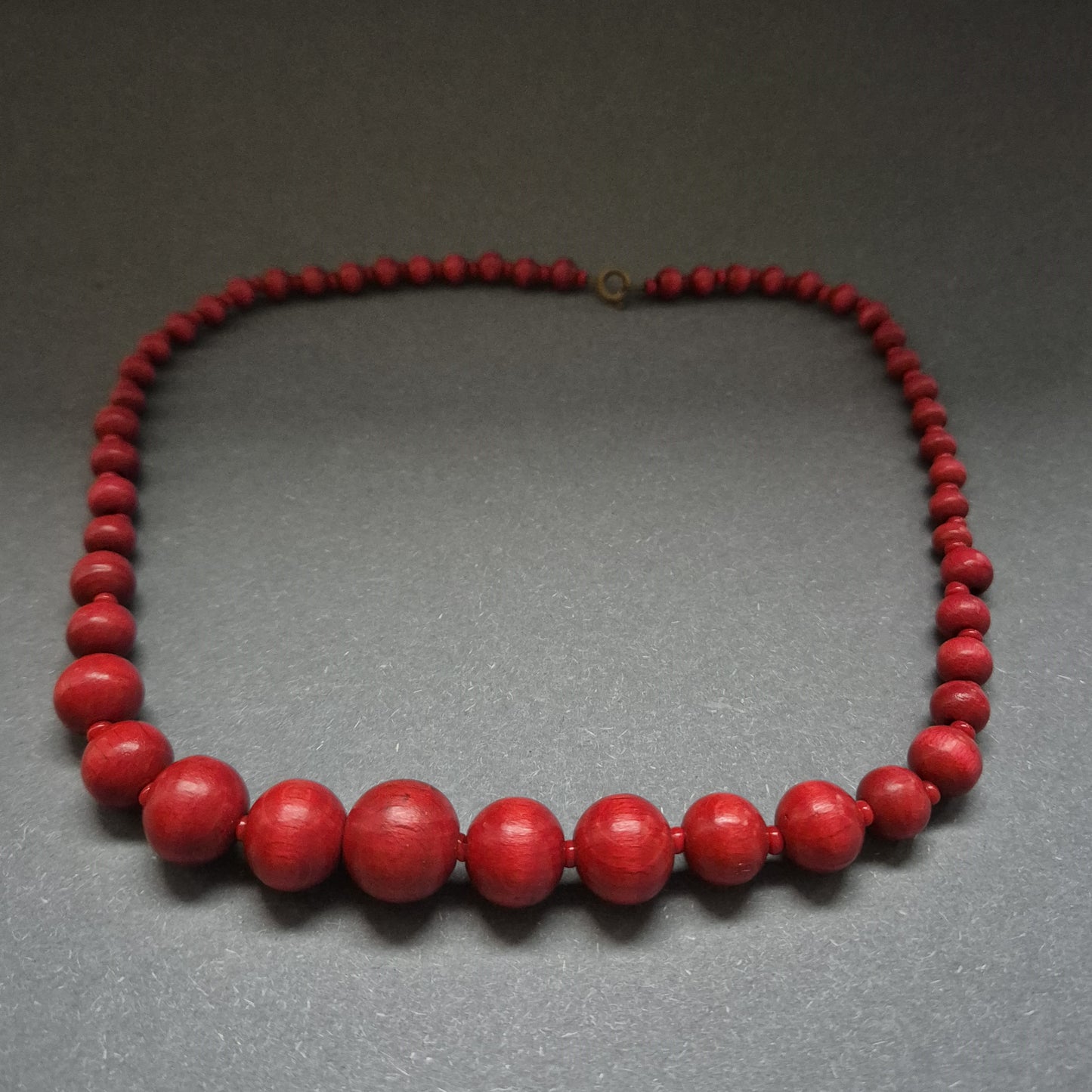Klassische rote Holzperlenkette – Zeitlose Eleganz für jeden Anlass