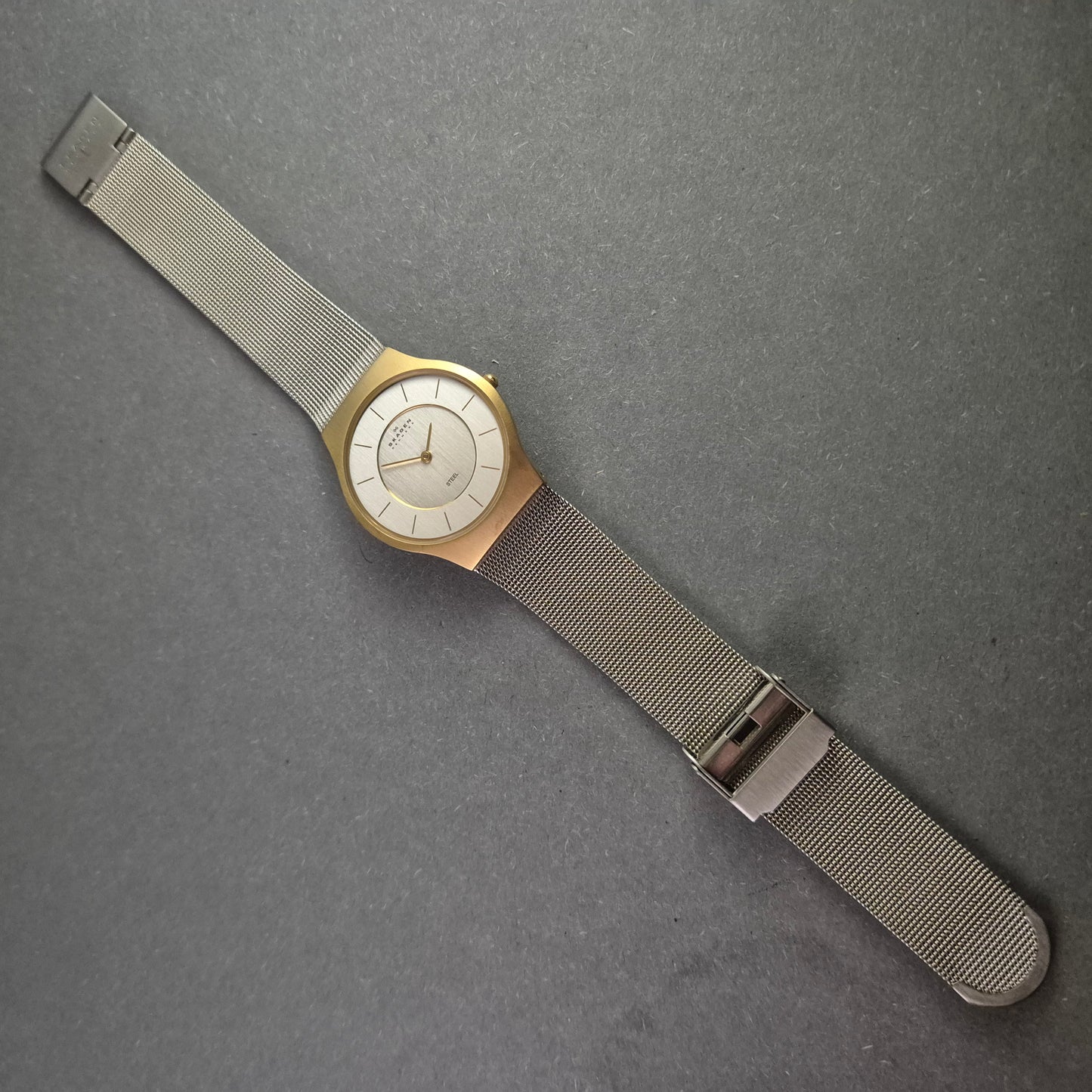 Elegante Skagen Herrenuhr – Minimalistisches Design in Gold und Silber