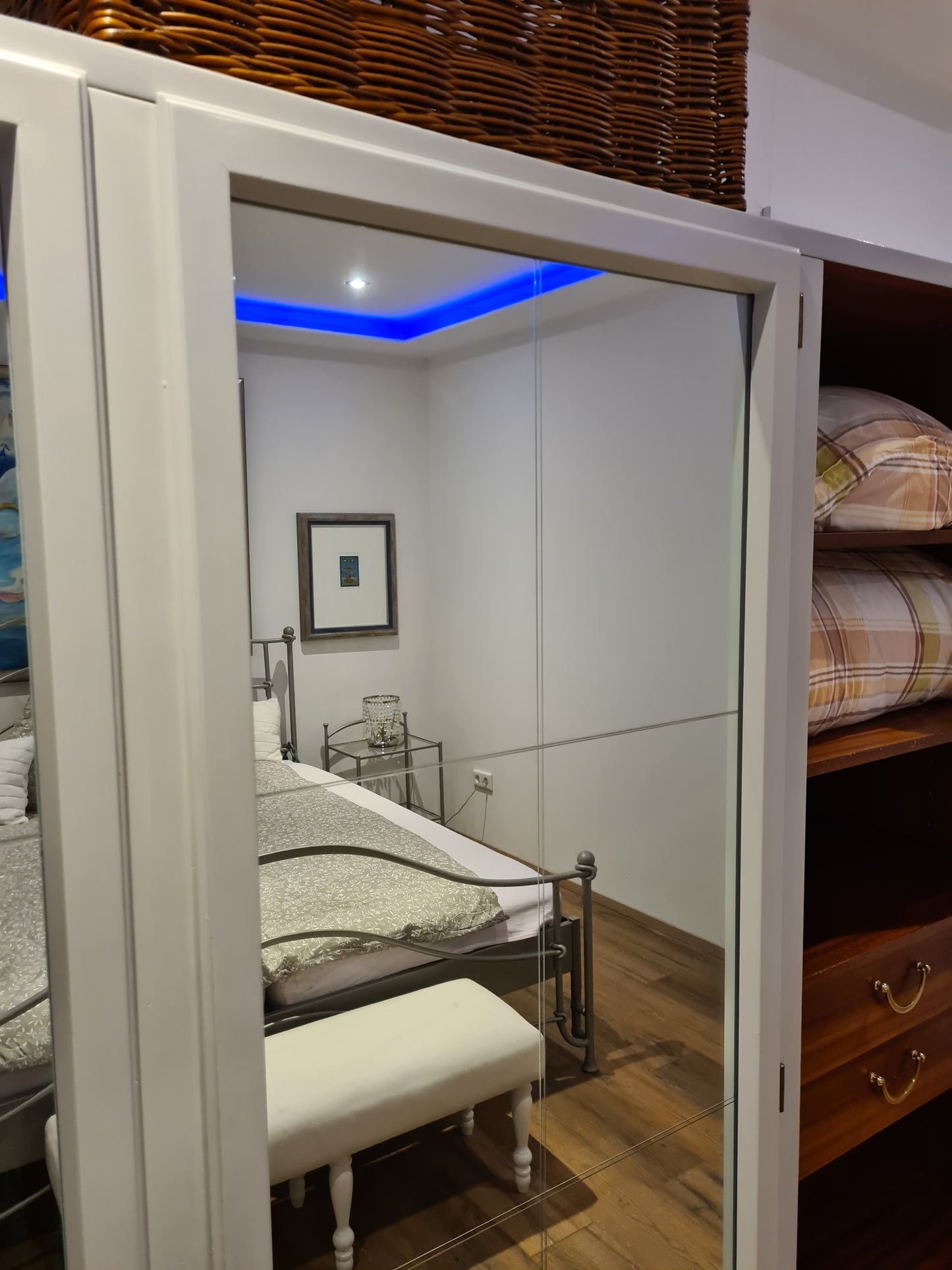 Eleganter Art-Déco-Kleiderschrank aus Massivholz mit 3 Spiegeltüren