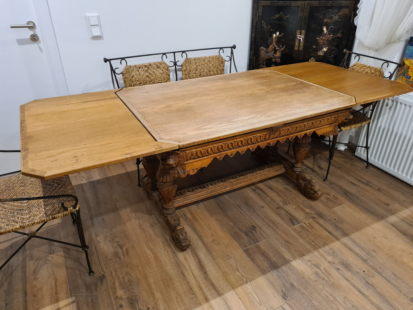 Antiker Esstisch Französische Renaissance aus edlem Nussbaumholz