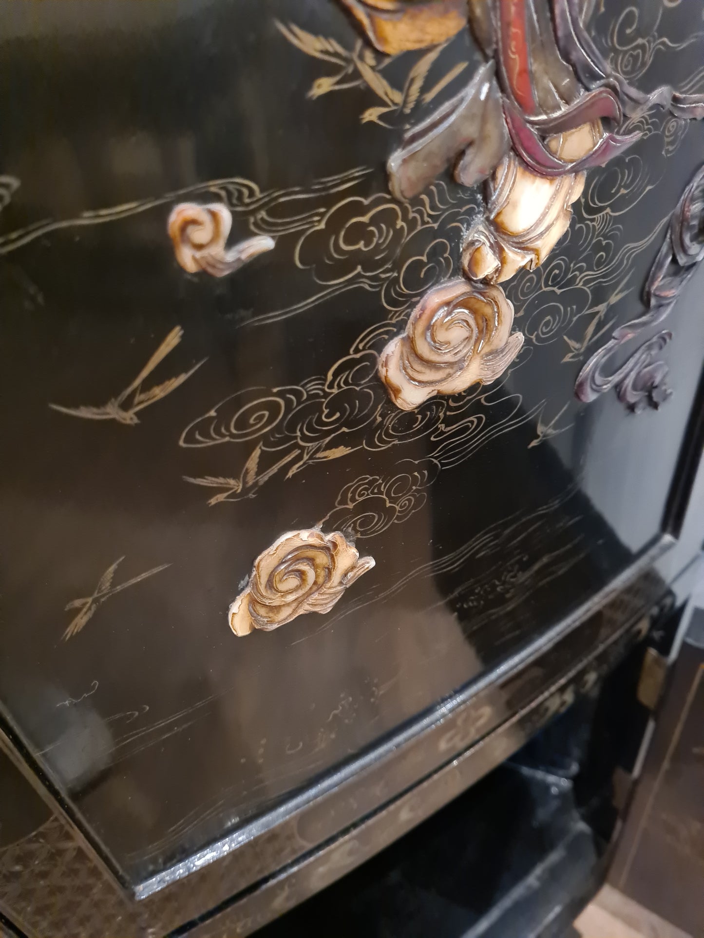 Antiker chinesischer Eckschrank – Holz Speckstein, handbemalt