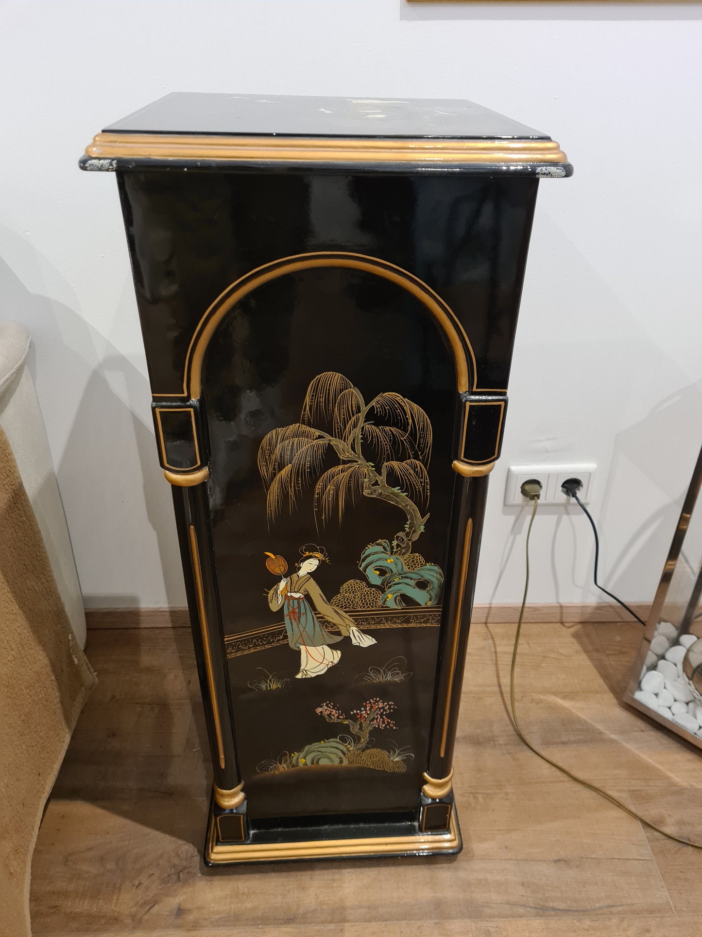 Antiker chinesischer Säulenschrank – Holz Speckstein, handbemalt