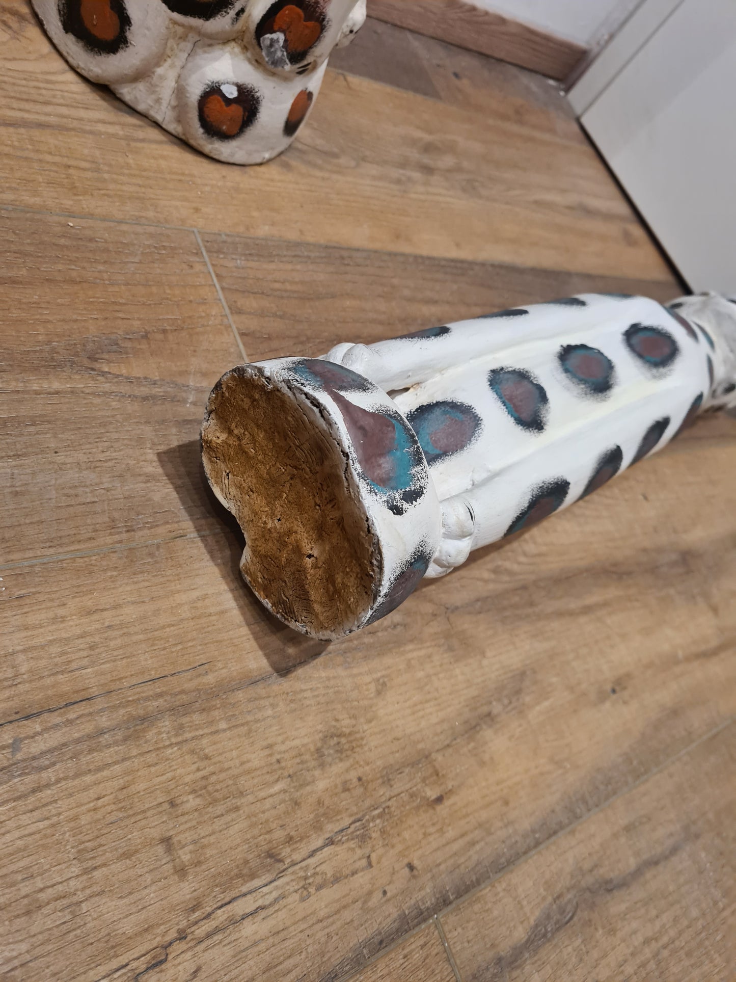 Set aus 2 handgeschnitzten und handbemalten Jaguar-Figuren aus Holz