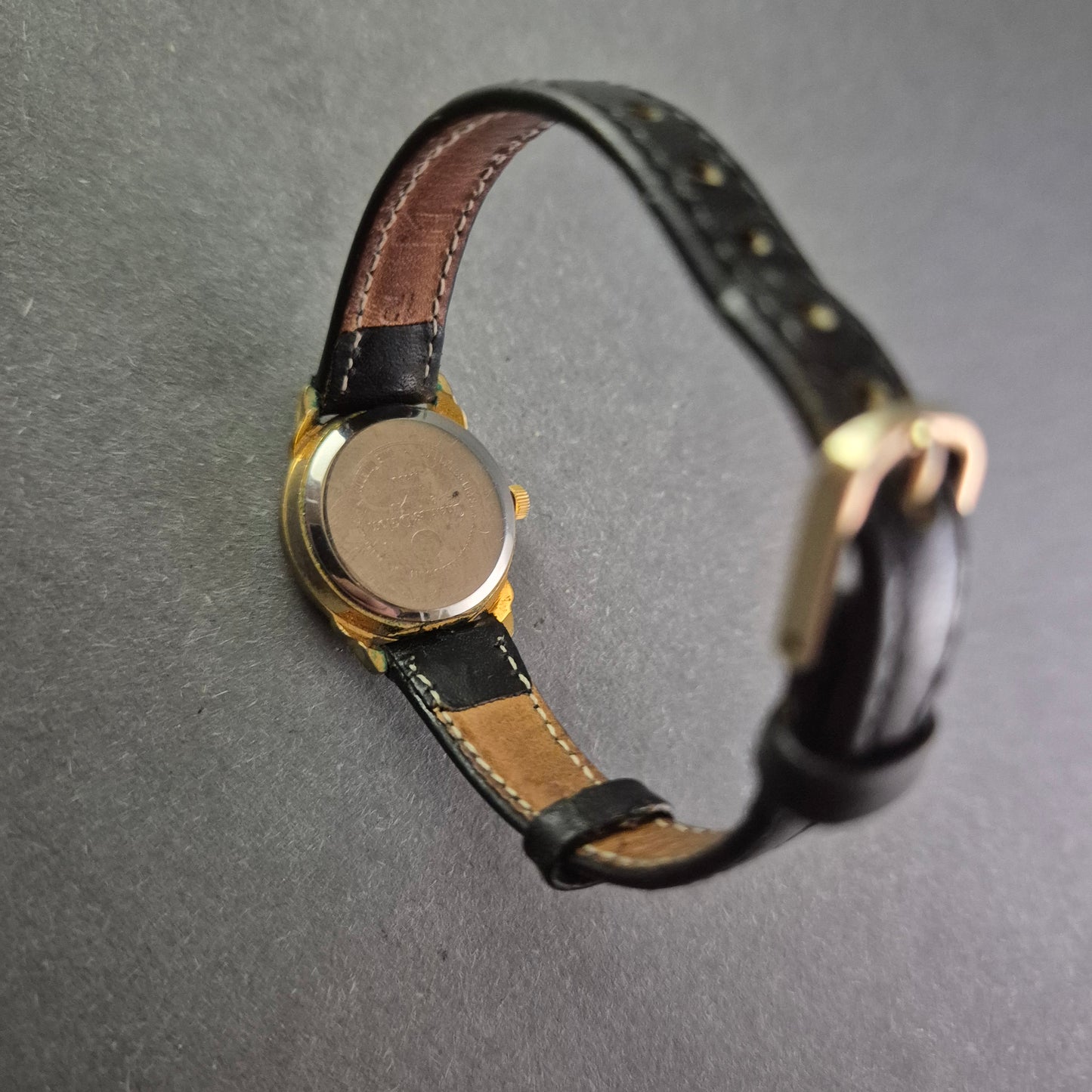 Charles Delon Damenarmbanduhr – Klassischer Look mit Lederarmband