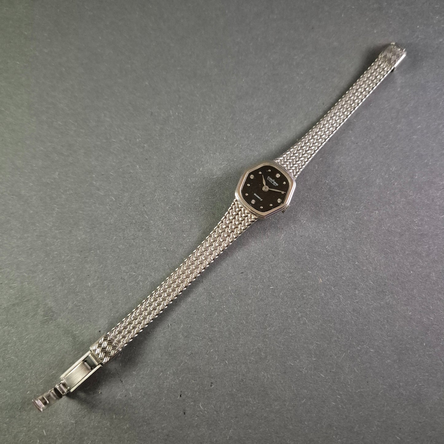 Elegante Pallas Exquisit Damenarmbanduhr – Ein zeitloser Klassiker in Silber