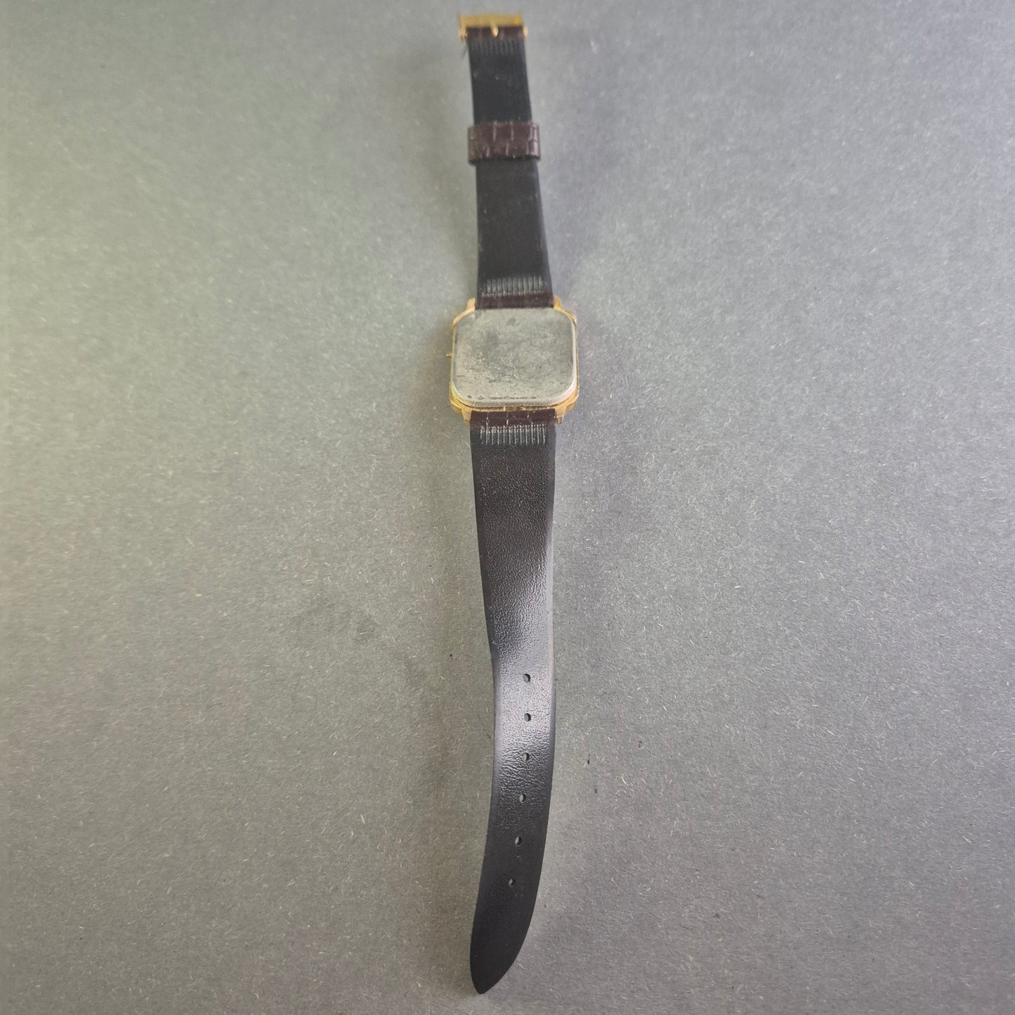 Vintage Royal LCD Armbanduhr – Klassische Eleganz mit digitalem Charme