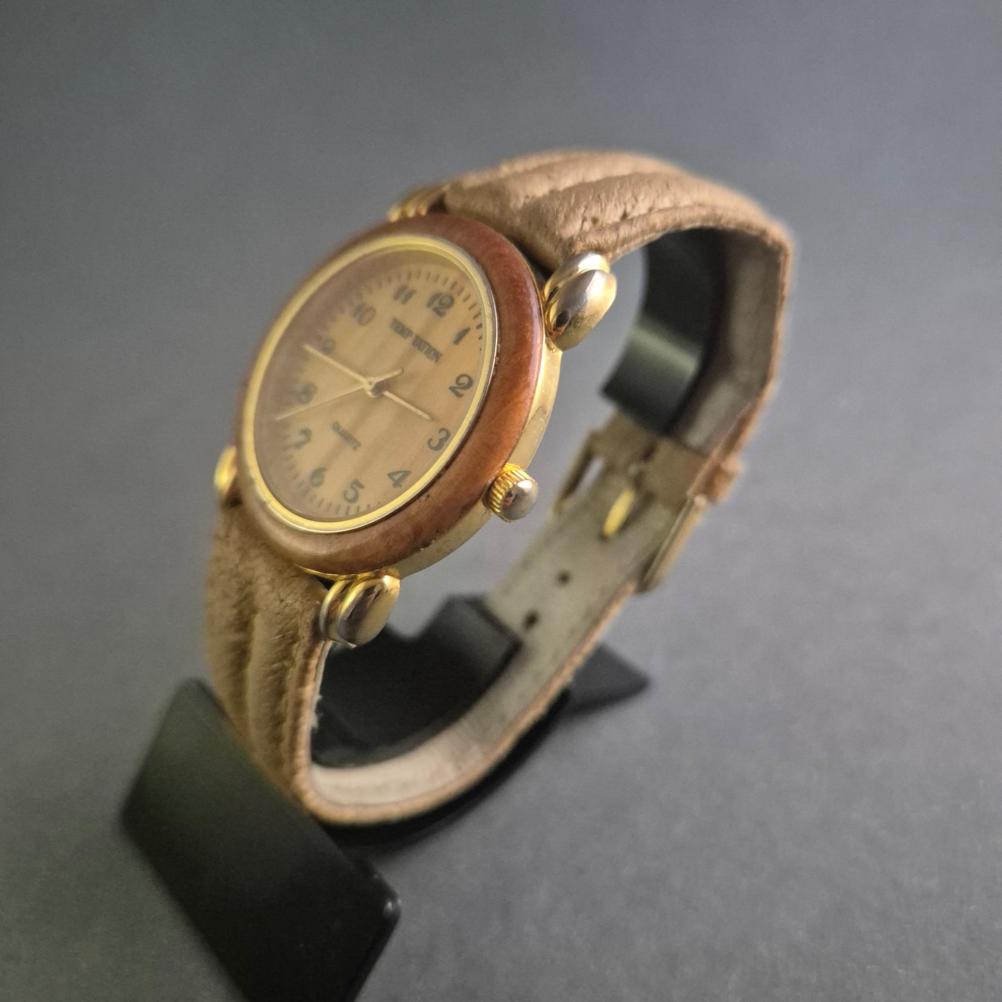 Klassische Temp Tation Damenarmbanduhr – Eleganz mit Holzakzenten