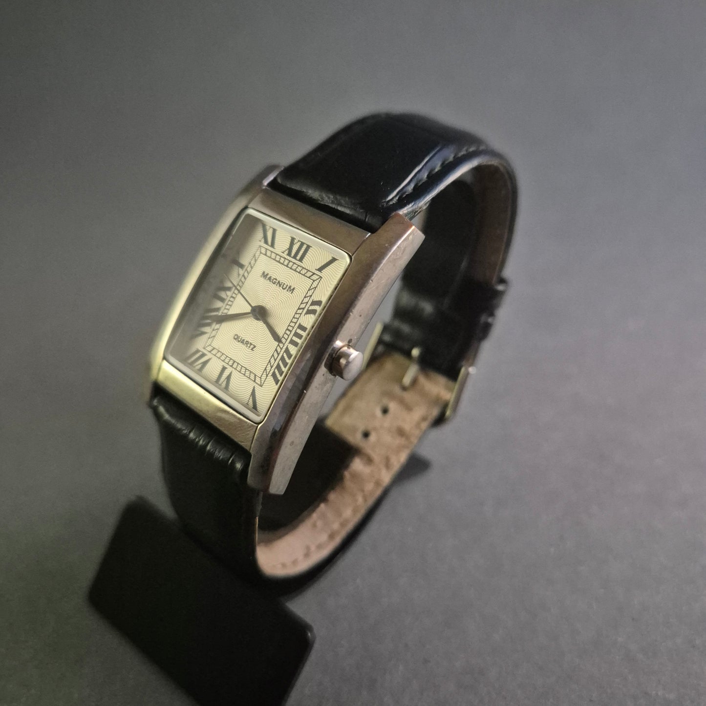 Klassische Magnum Herrenarmbanduhr – Eleganz mit römischen Ziffern