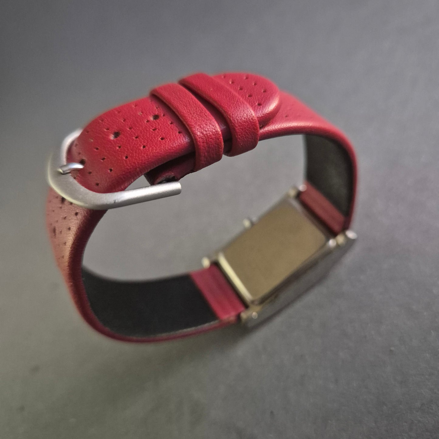 Stilvolle Junghans Damenarmbanduhr – Klassische Eleganz mit rotem Lederarmband