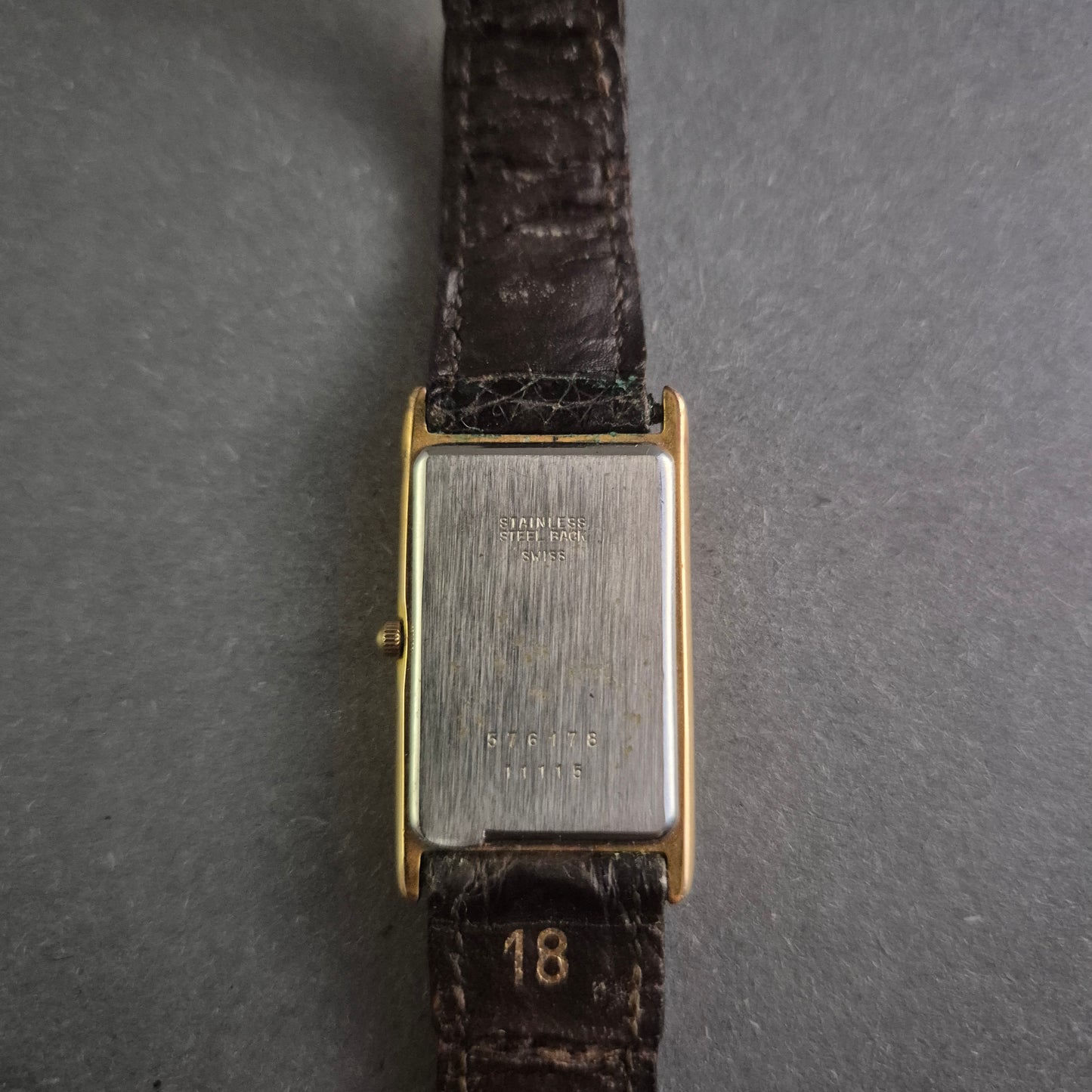 Elegante Antima Herrenarmbanduhr – Schweizer Minimalismus mit Krokolederarmband