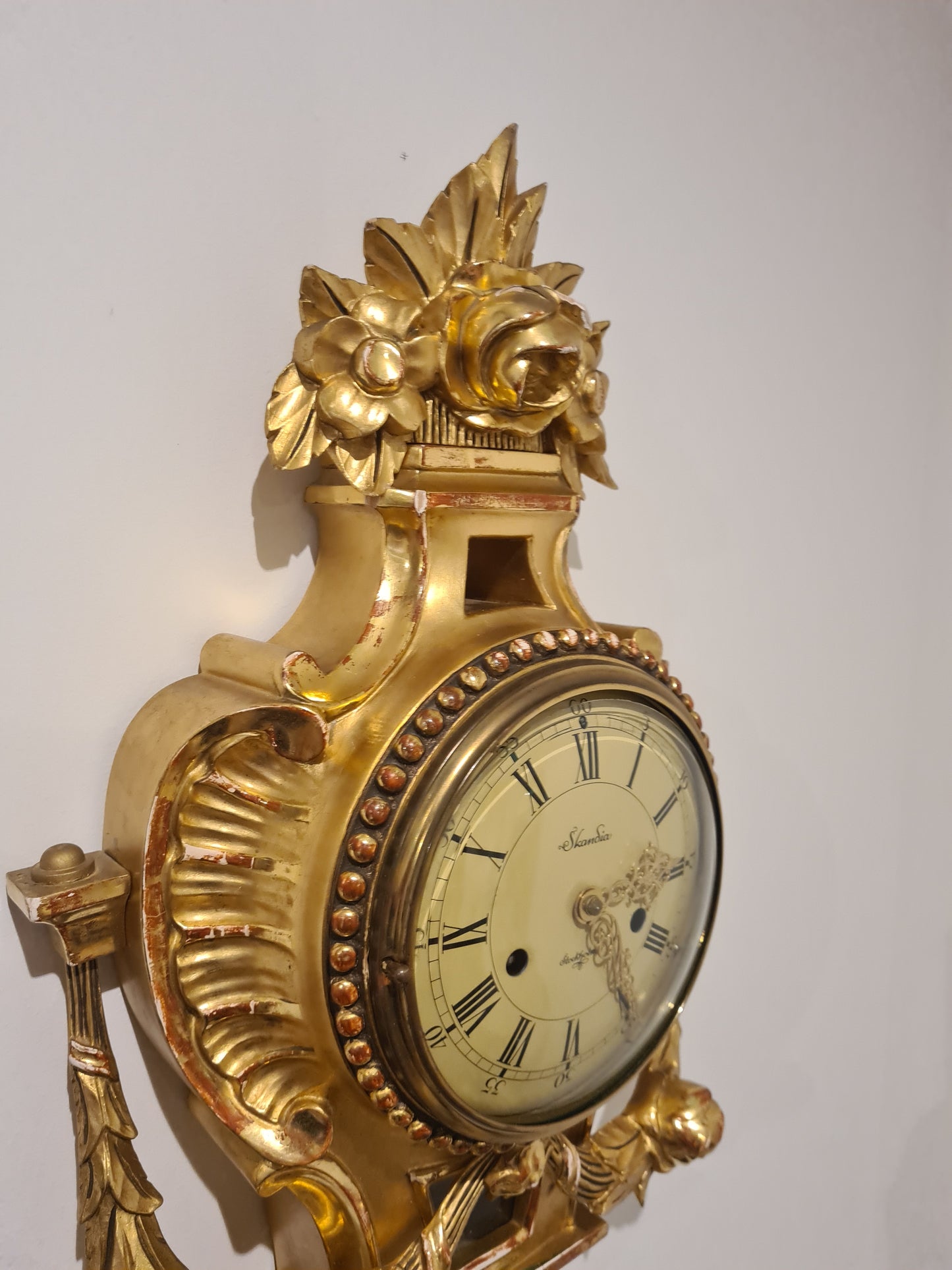 Schwedische Holz Cartell Wanduhr Schlüsselaufzug Barock 60cm