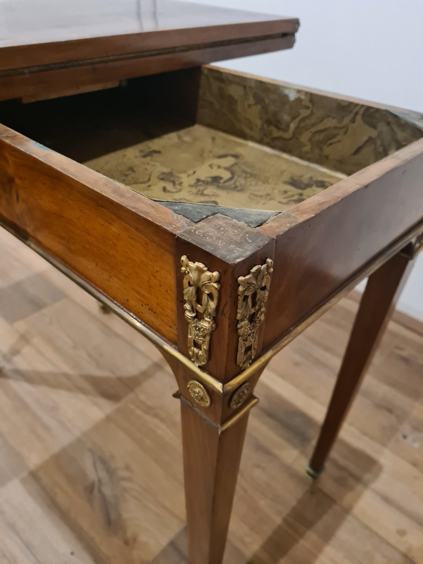 Antiker Tisch Spieltisch im Louis XVI Stil Beledert 82cm