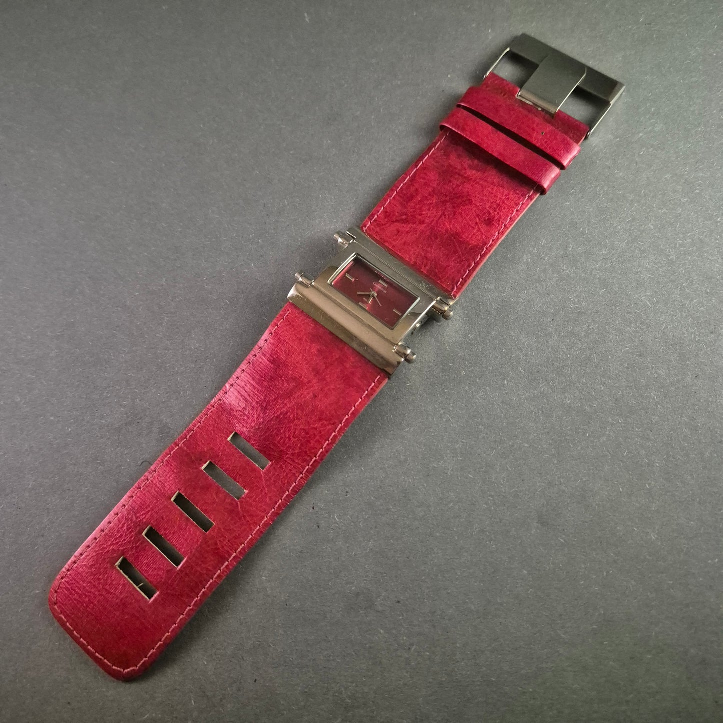 Modische Lexington Damenarmbanduhr – Eleganz in Rot