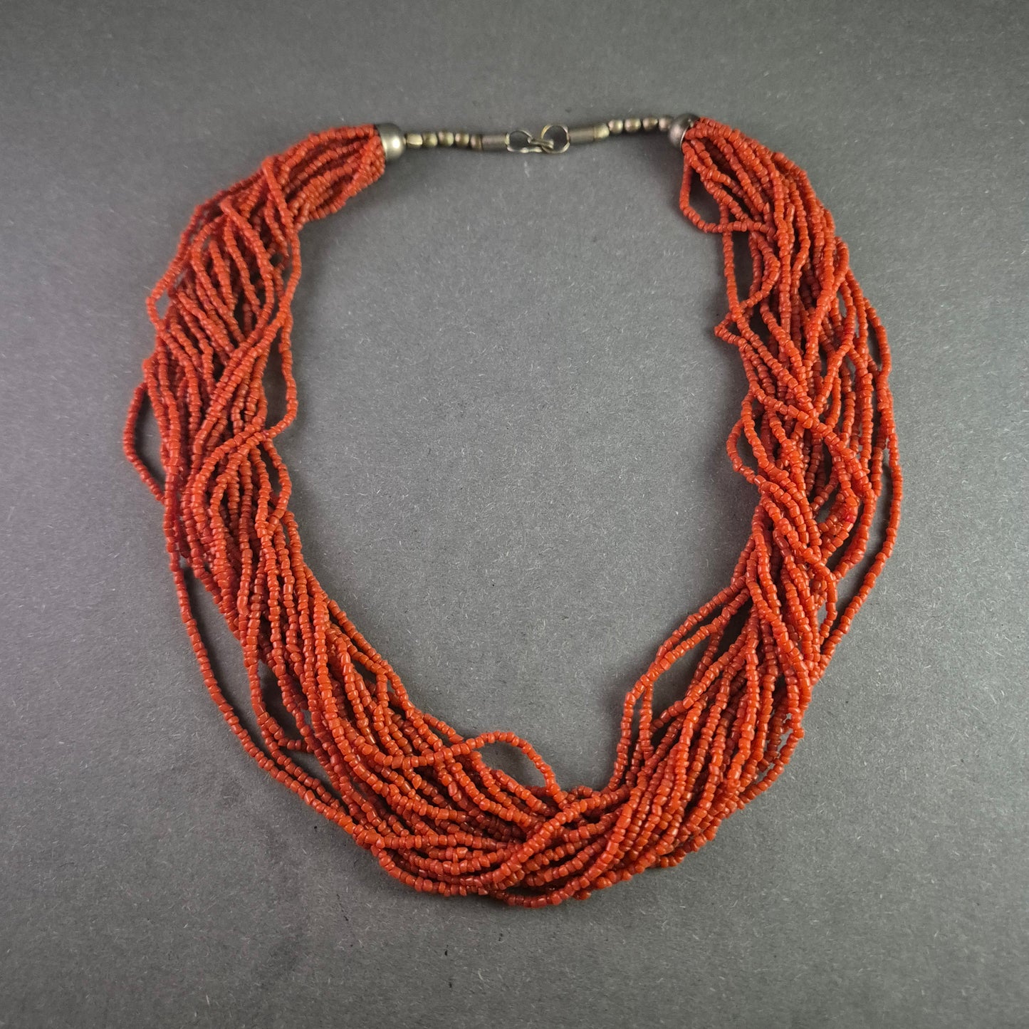 Traditionelle Halskette mit roten Glasperlen – Vielsträngiges, ethnisches Design