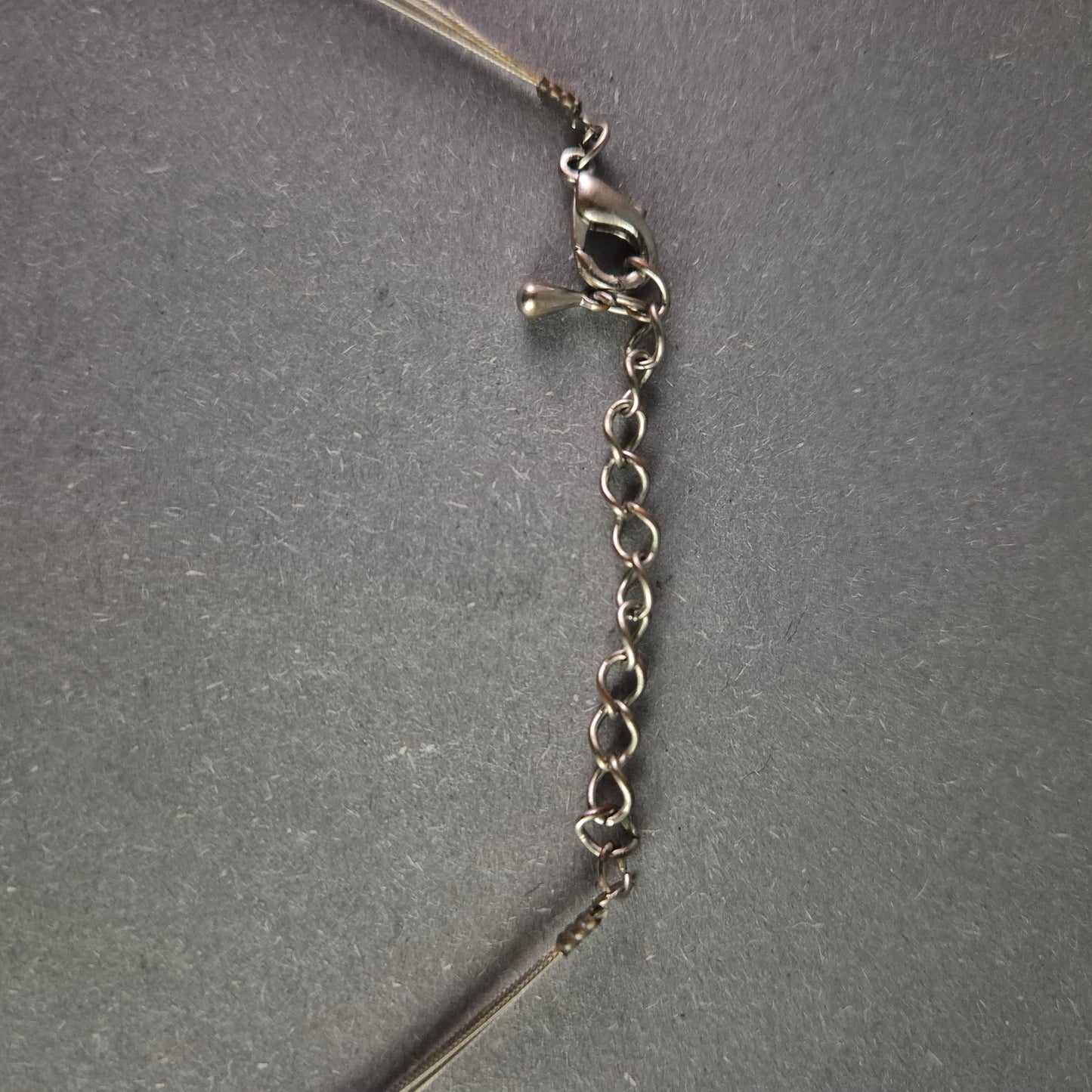 Moderne Halskette mit abstraktem Glasanhänger – Zeitgenössisches Design