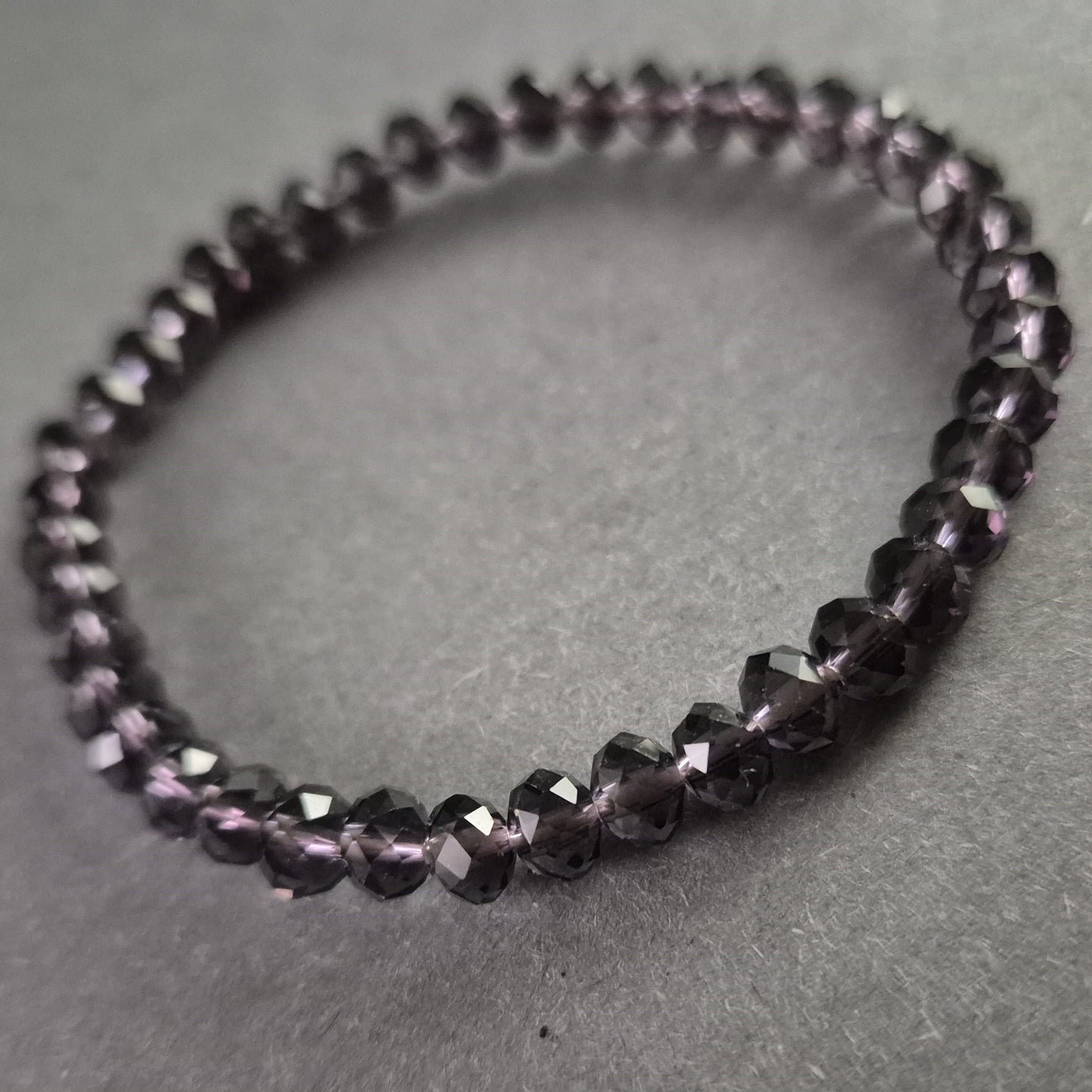 Elegantes Armband mit facettierten schwarzen Glasperlen – Zeitlos und vielseitig