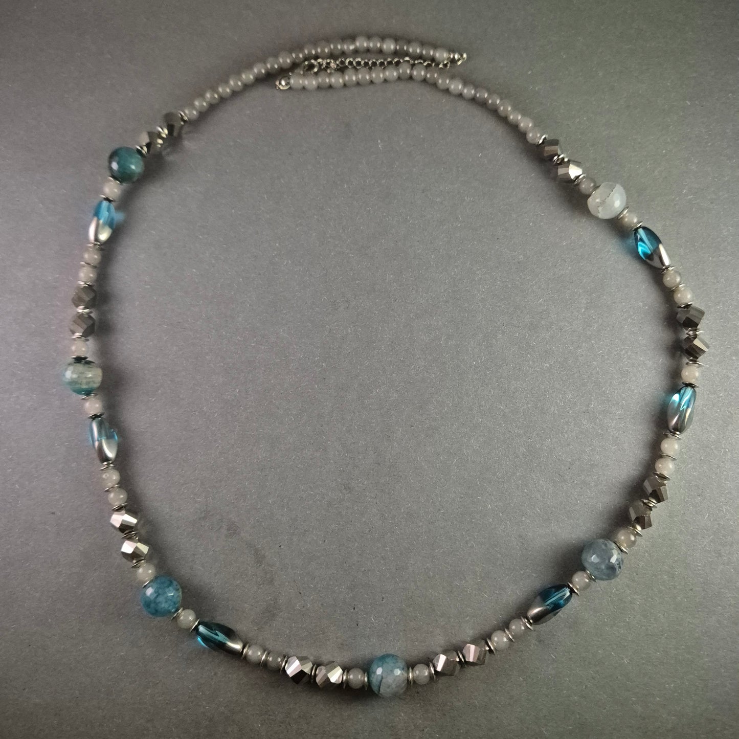Elegante Halskette mit blauen und grauen Perlen – Zeitloses Schmuckdesign