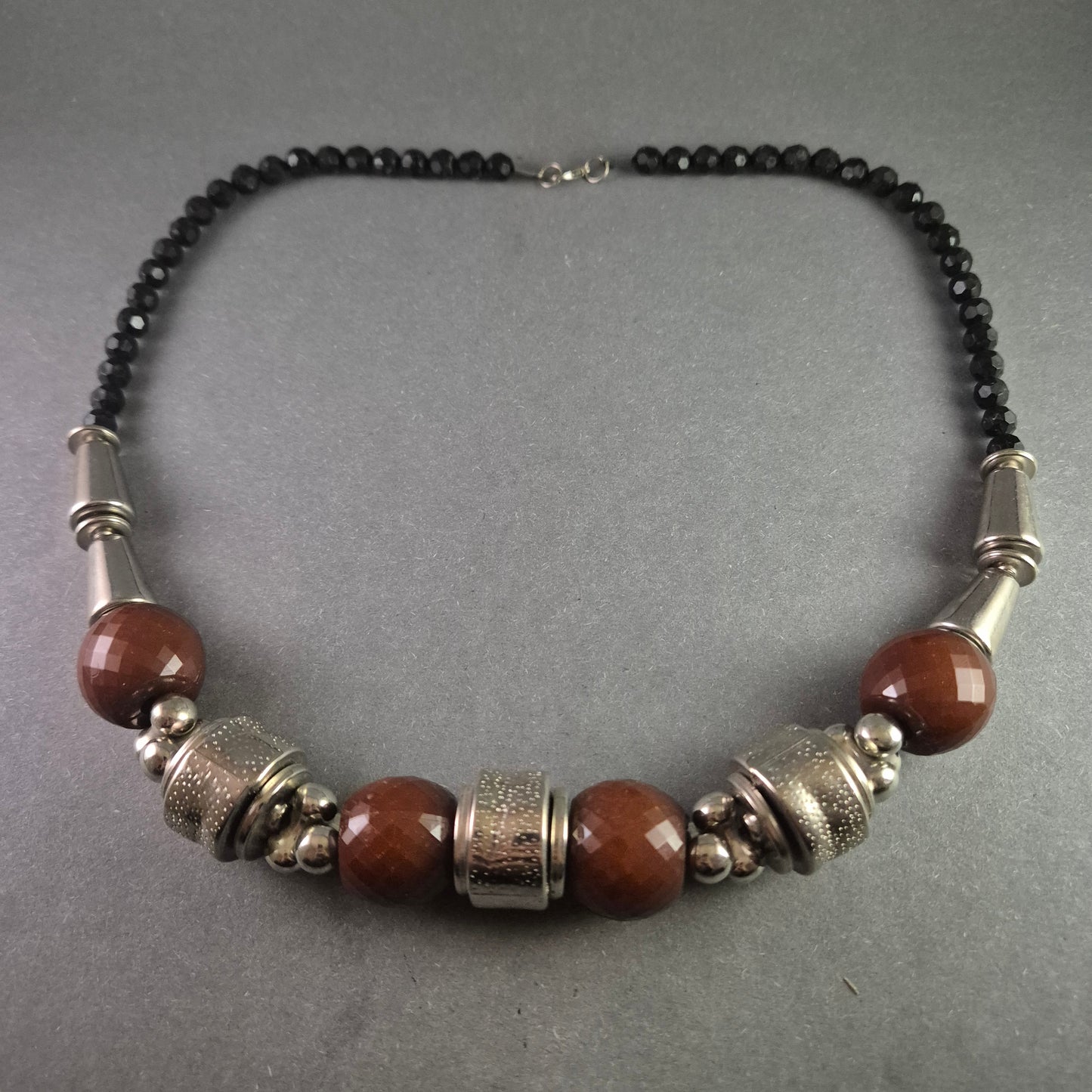 Halskette mit Silber- und Holzelementen – Rustikaler und moderner Charme