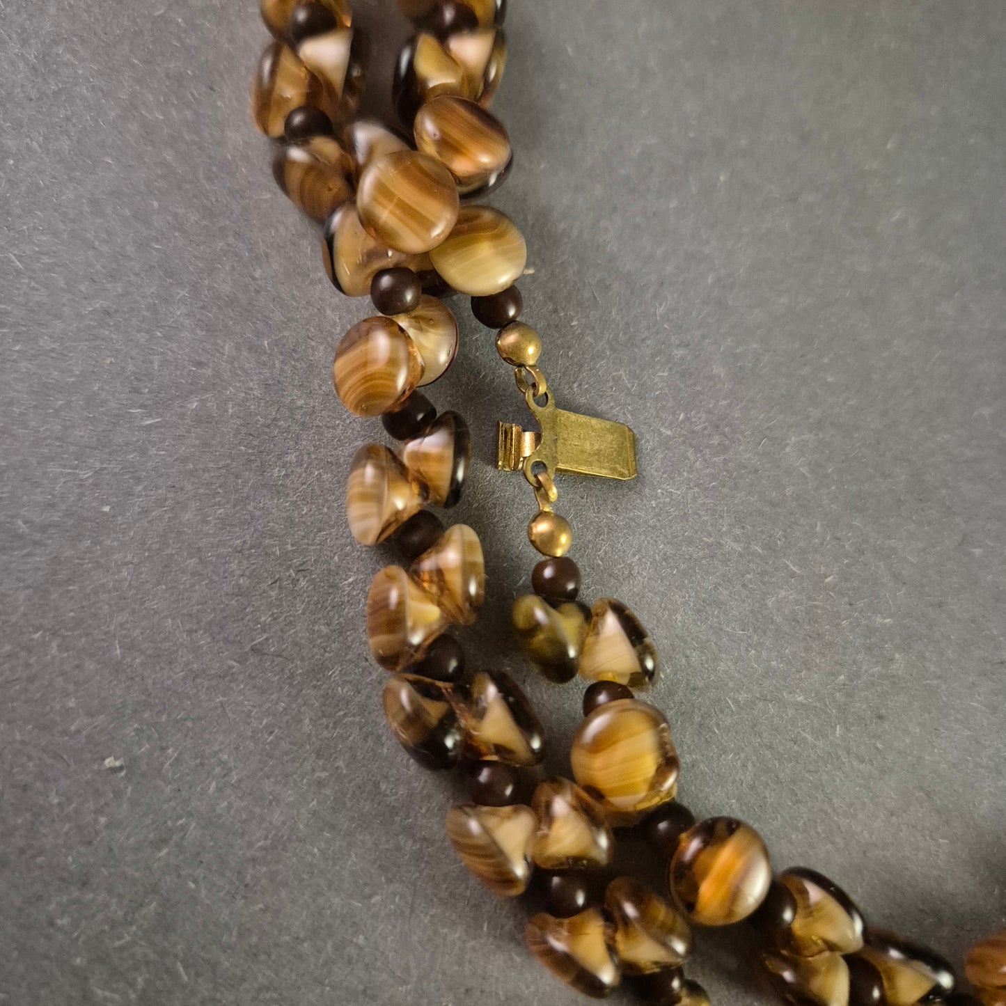 Exklusive Vintage-Halskette mit dreireihigen Tigeraugen-Glasperlen