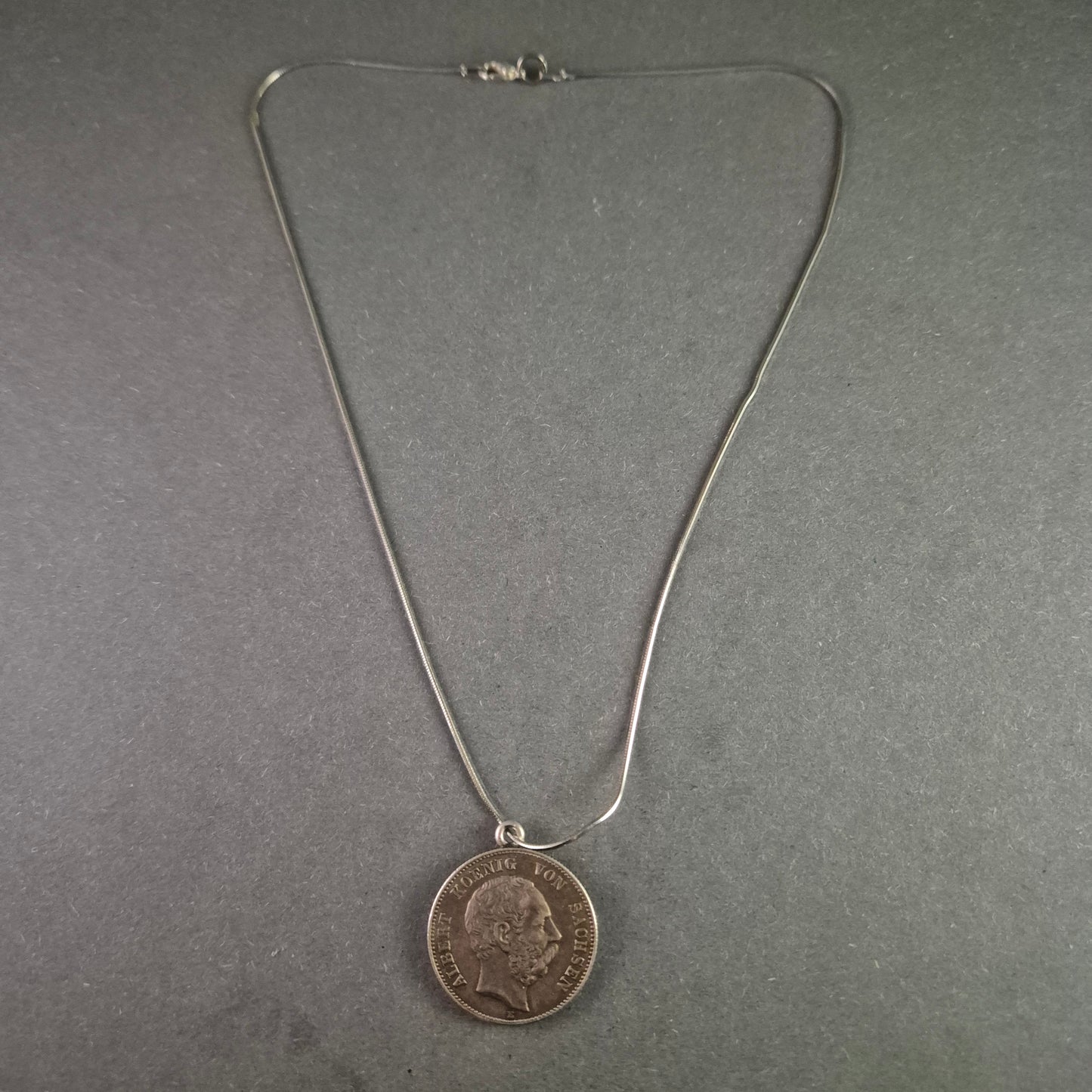 Antike Halskette mit Münzanhänger – Historische Eleganz