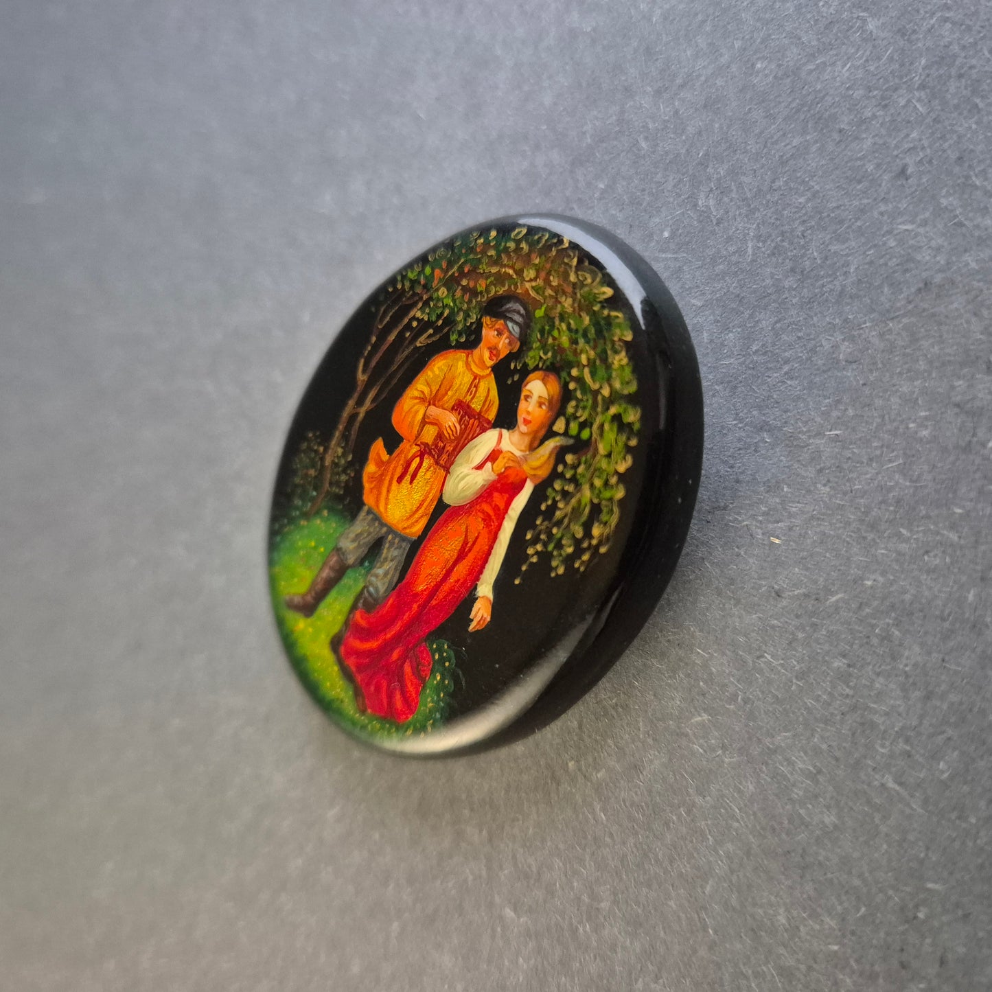 Handbemalte russische Brosche – Kunstvolles Vintage-Accessoire