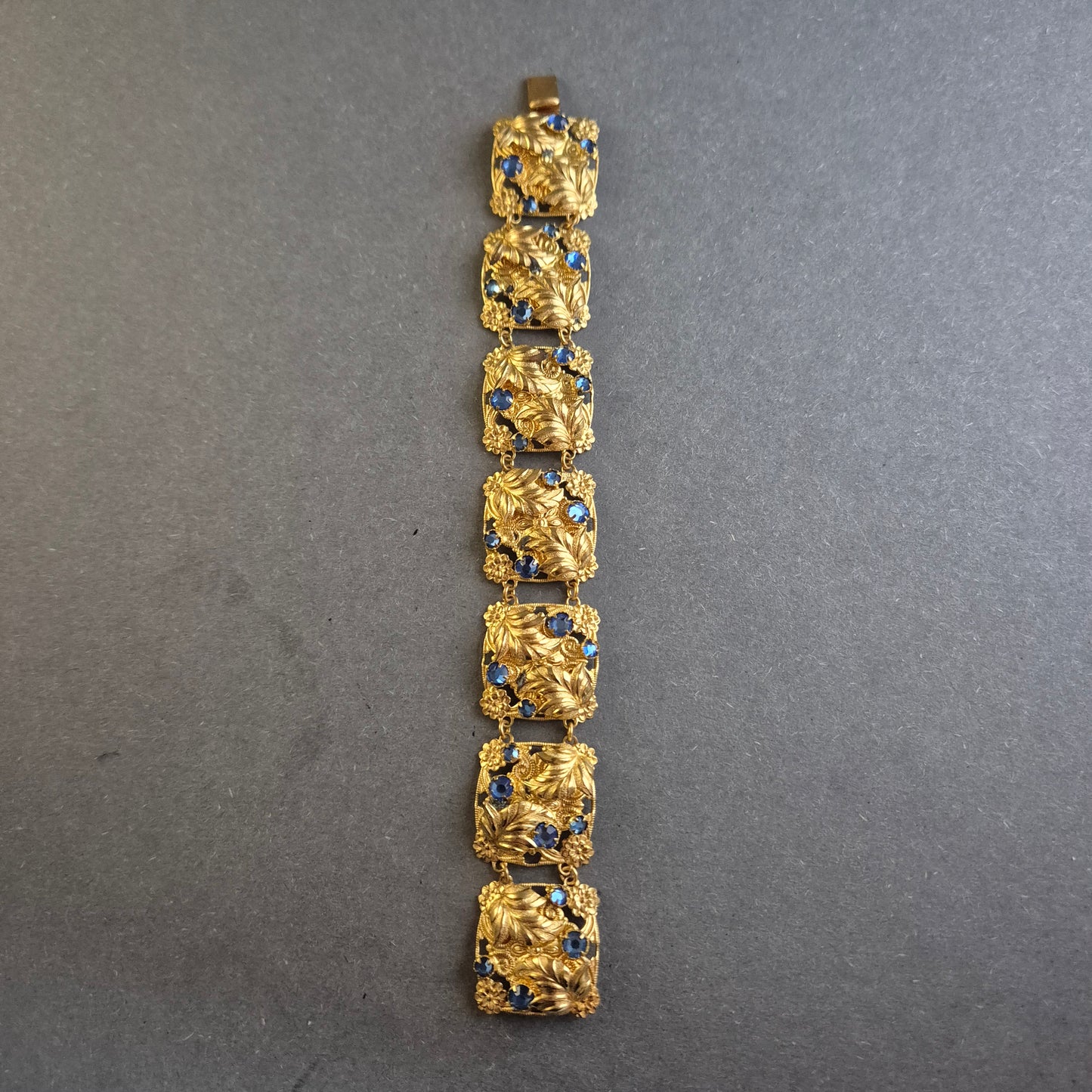 Exklusives vergoldetes Armband mit blauen Steinen – Eleganter Vintage-Schmuck