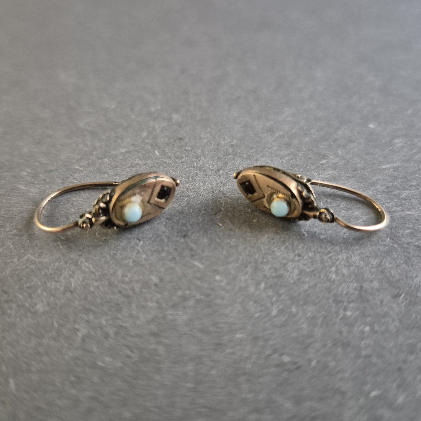 Antike goldene Ohrringe mit filigranen Verzierungen und Steinbesatz